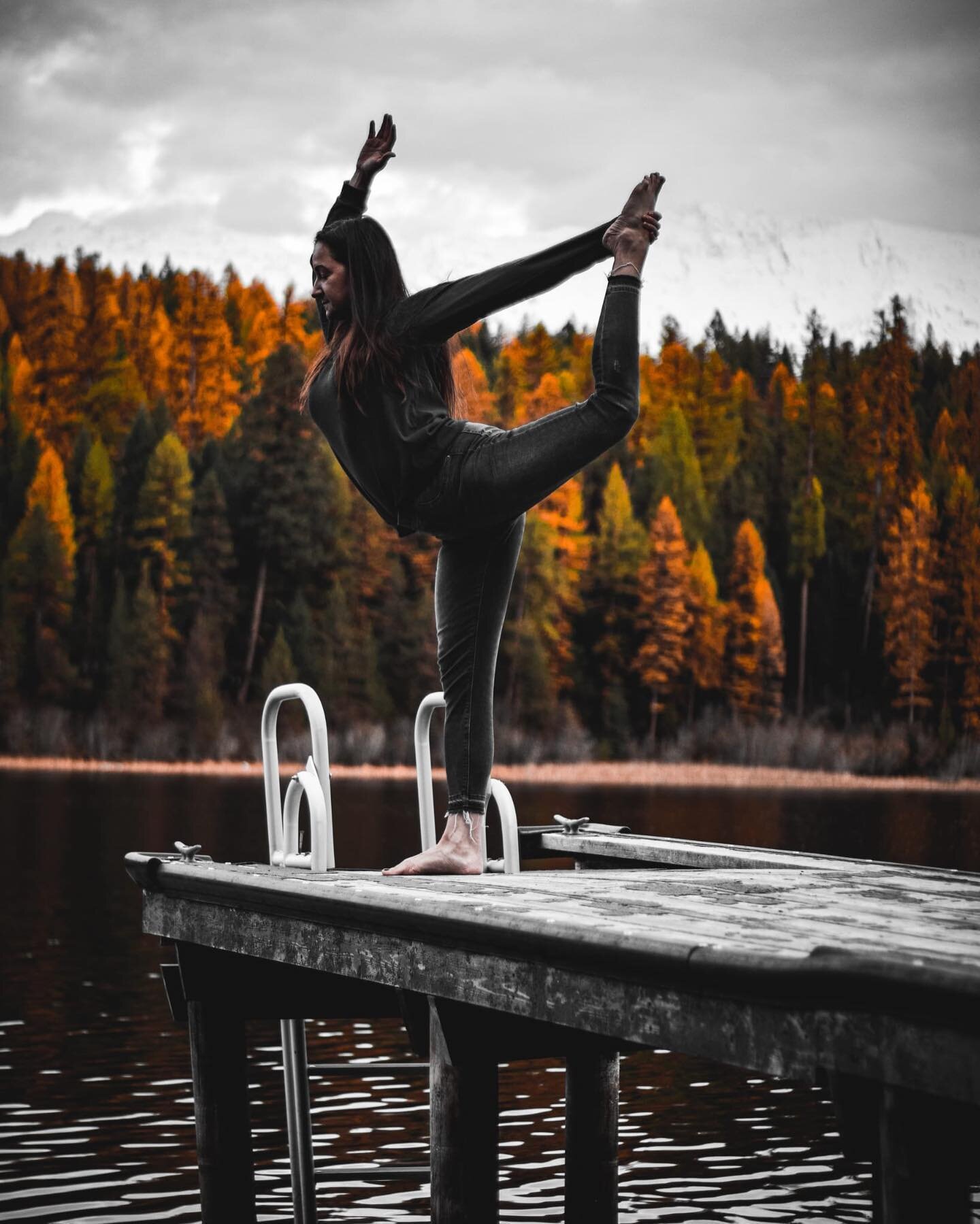 BE barefoot. BECOME grounded. CONNECT with the miracle below which is supporting you. And walk as if you are kissing the Earth with your feet. #happyearthday

📸 @marksagoodlad

.
.
.

#earthday2022 #earthday #earthdayeveryday 
#hammerandflowyoga #yo