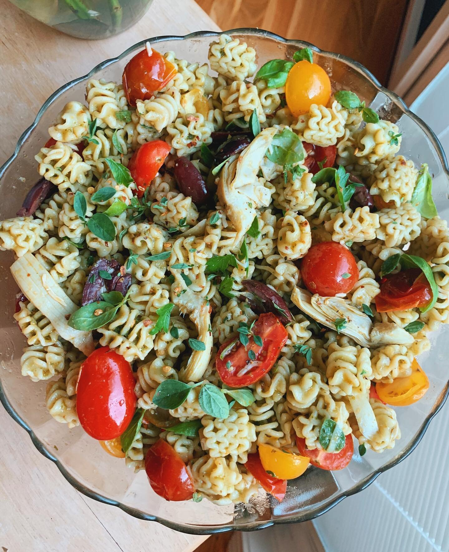 this easy pesto pasta salad is the PERFECT sunday side dish 🙌🏼⁣
⁣
found this fun shape of @severinopasta radiatori at @wholefoods but trader joes also has this shape in a tri color veggie variety. also used TJ&rsquo;s vegan kale pesto but this reci