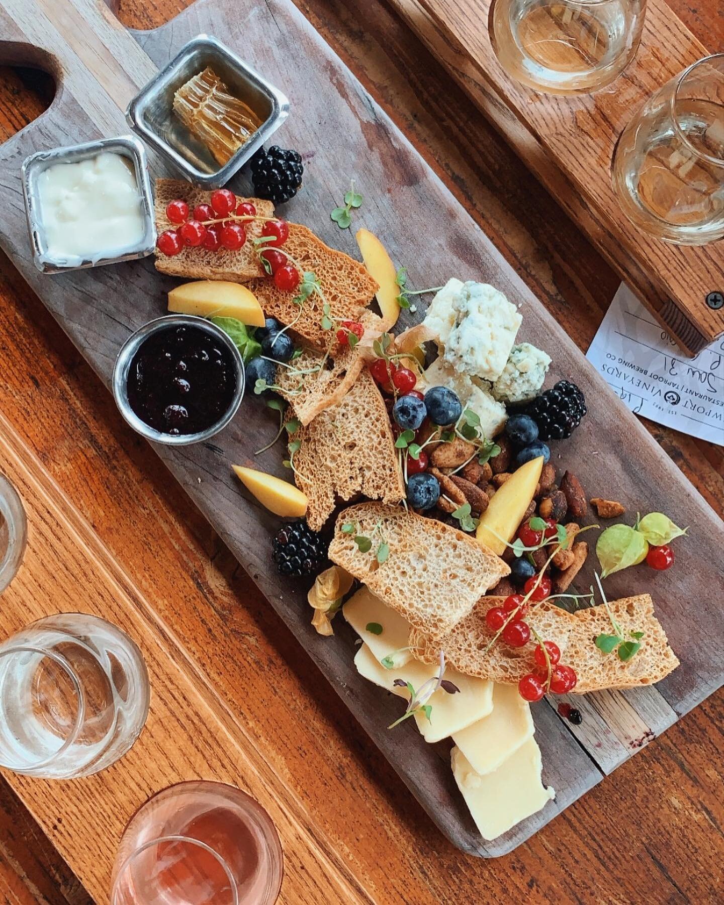 Speaking of going out to eat... here&rsquo;s my newport eats/drink recap! ⁣⁣
⁣⁣
@taprootbeer at @newportvines: (middletown) local cheese bite board with  seasonal fruit/jam, honey comb &amp; focaccia crostini, newport sea salt pretzels &amp; mac n ch