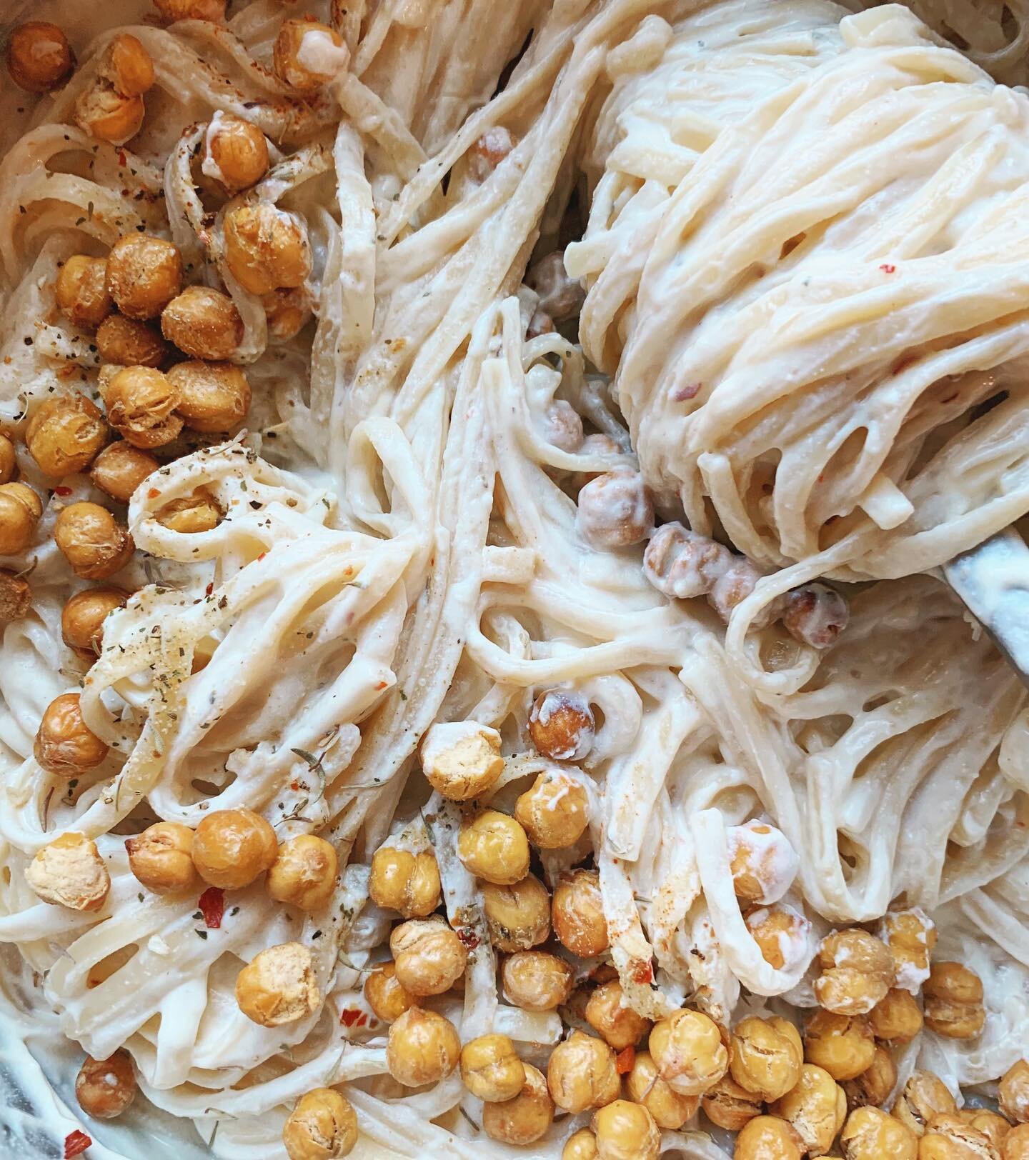 creamy &amp; cozy TOFU alfredo sauce that makes the perfect plant-based, protein-packed pasta dish! skip the parm to make vegan 🤩 (ps added the peas later)⁣
⁣
ingredients ⁣
1 can chickpeas, rinsed⁣
16 oz linguine or any pasta⁣
2 tsp salt⁣
1 block of