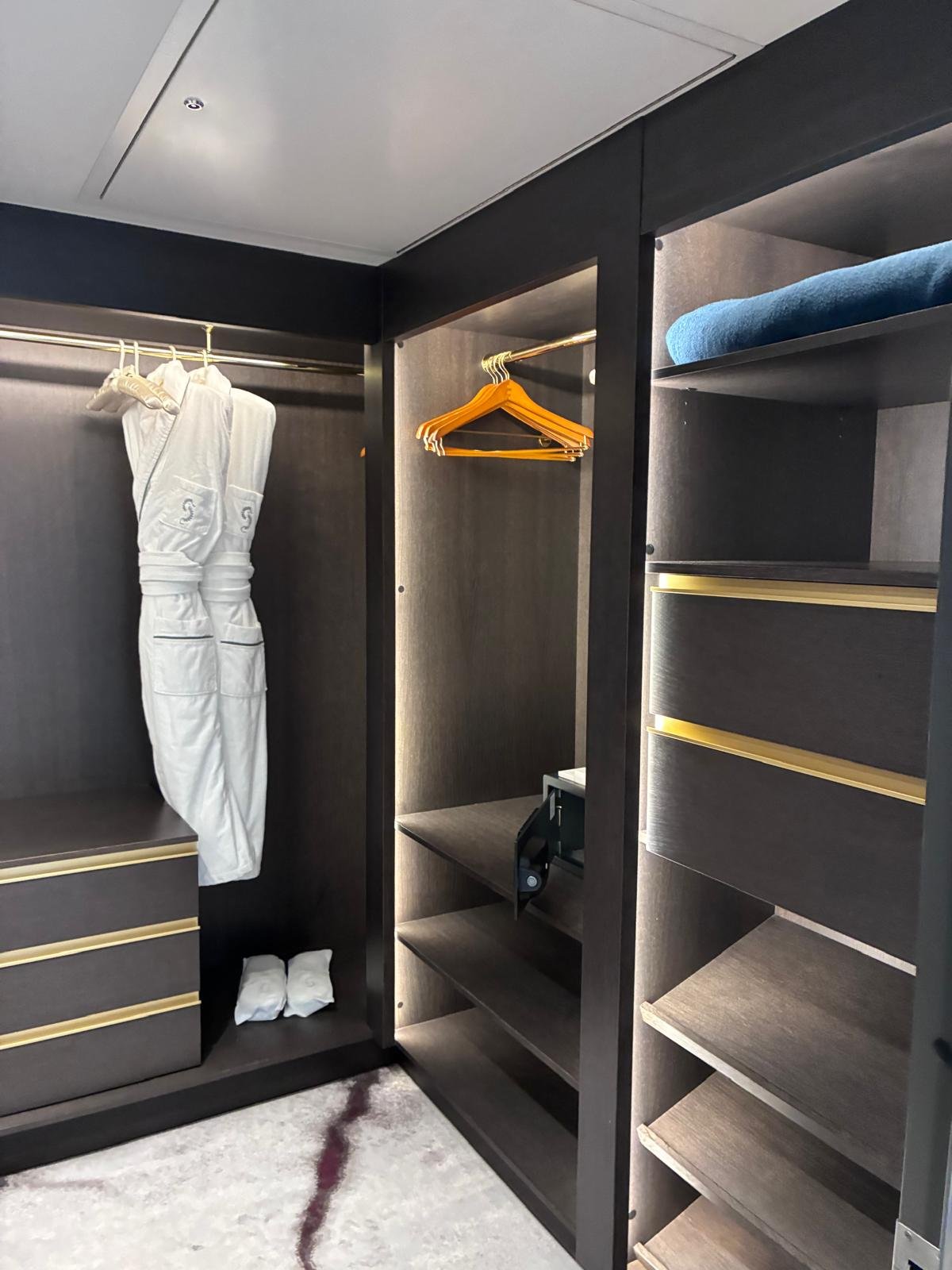 Debussy suite walk in closet.