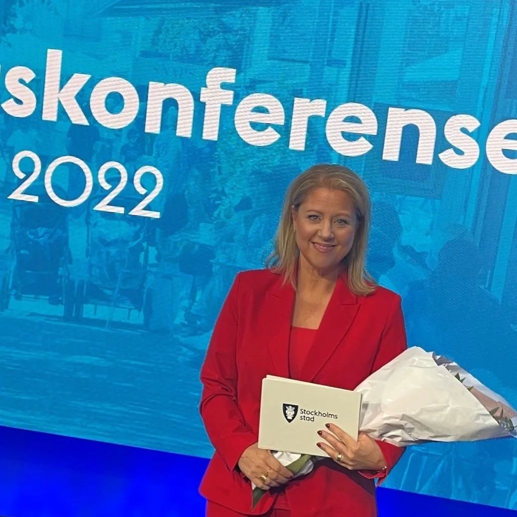 Sanna Balsvik moderator för Stockholms stad, med blommor i handen