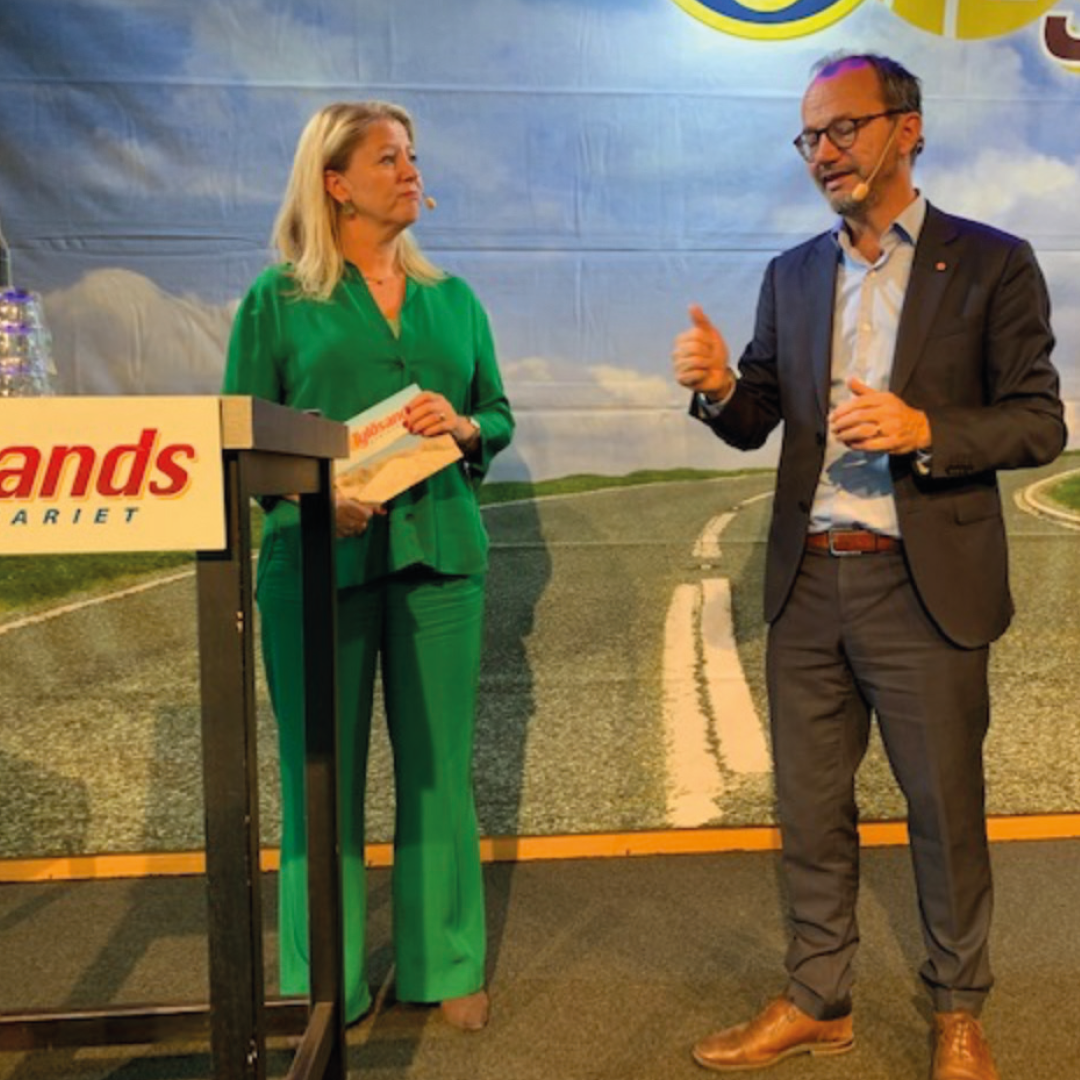 Sanna Balsvik intervjuar politiker på scenen i Tylösand