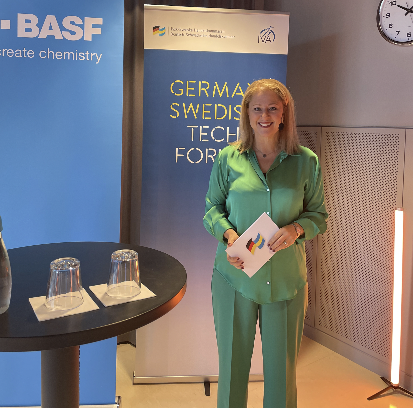 Sanna Balsvik moderator för tysk-svenska handelskammaren, i grön kostym