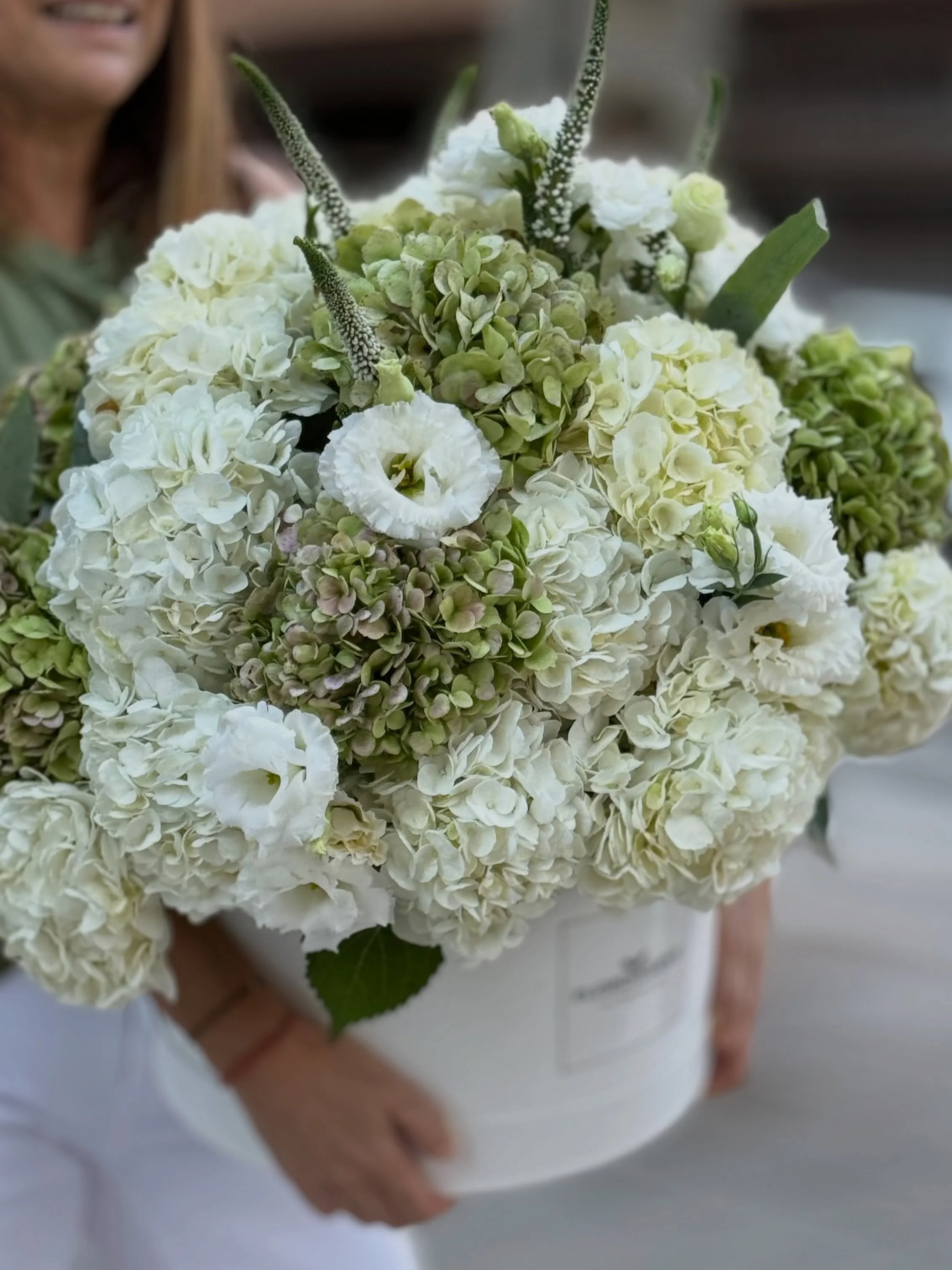 La elegancia de lo natural, con un punto de car&aacute;cter 🍃

Cuando el verde y el blanco se encuentran, el resultado puede ser todo menos b&aacute;sico. 🤍🌿

Hortensias, texturas, volumen y peque&ntilde;os detalles que aportan movimiento a una co