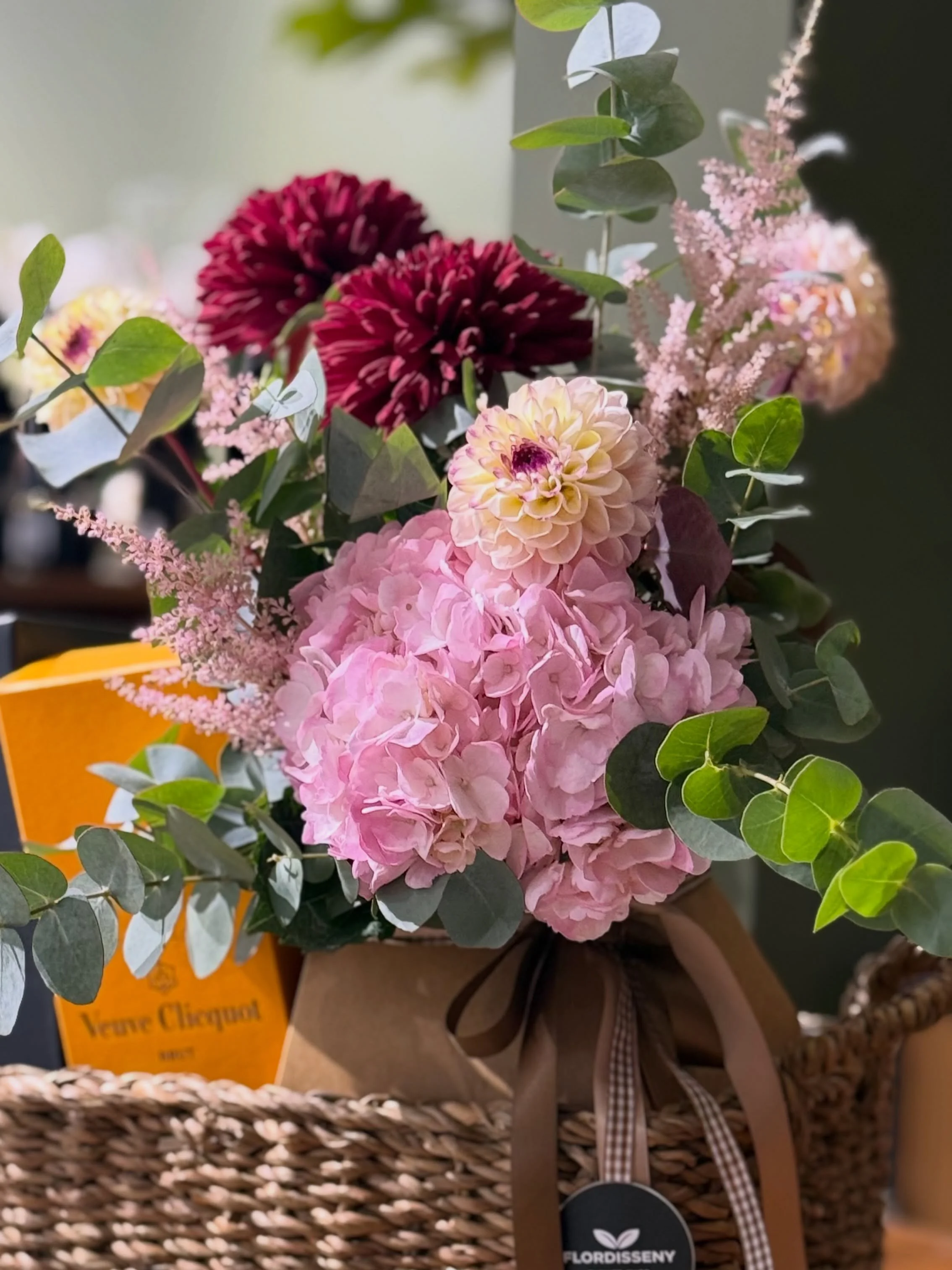 Flores, burbujas y detalles que convierten cualquier ocasi&oacute;n en un momento especial. 🌸🥂

Una combinaci&oacute;n de flores frescas de temporada , elegancia y mimo, presentada en una cesta de fibras naturales. El detalle perfecto para celebrar