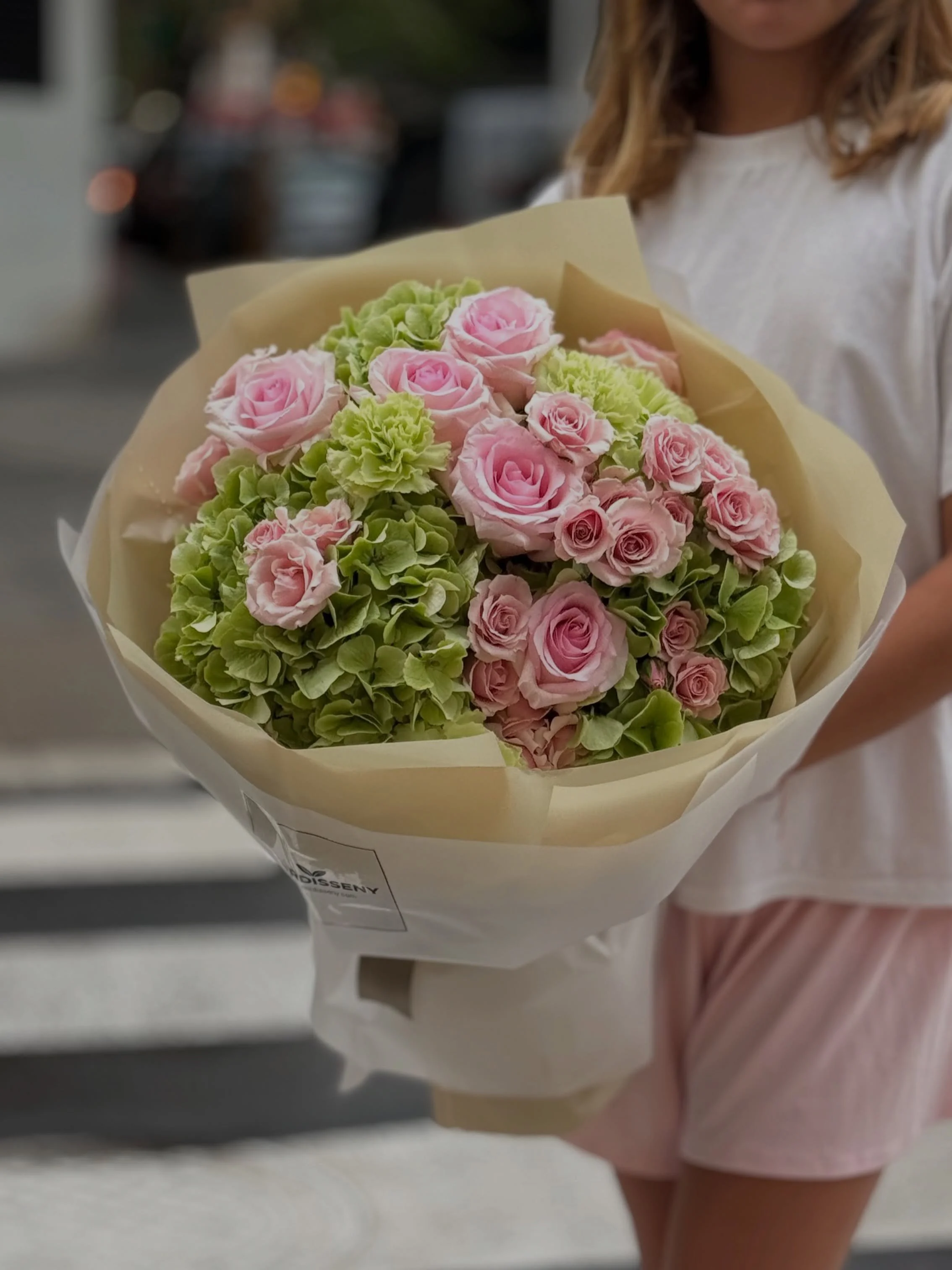 Las flores no necesitan una ocasi&oacute;n. 
Solo una intenci&oacute;n. 🌿🩷

Pink Majolica &middot; Rosa Jessica &middot; Hortensia verde &middot; Dianthus Matcha

📍 FLORDISSENY &middot; Castelldefels
🚚 Entregas en Castelldefels, Gav&agrave; y Vil