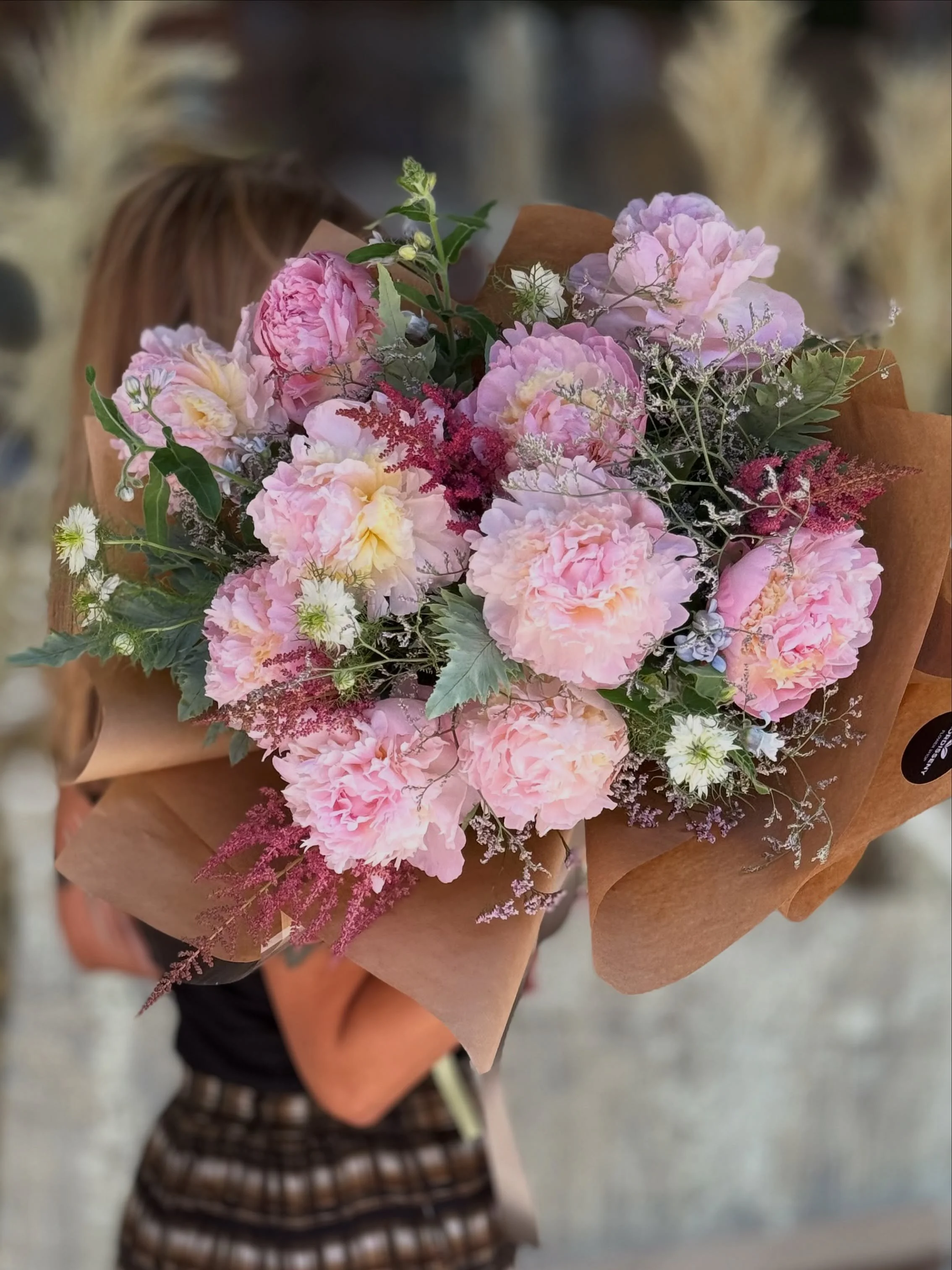 Hay flores que no necesitan presentaci&oacute;n&hellip; solo el momento adecuado. 🤍

Este ramo de 10 peon&iacute;as rodeadas de mucha textura es uno de esos que enamoran a primera vista. Y, como todo lo especial, su temporada est&aacute; llegando a 