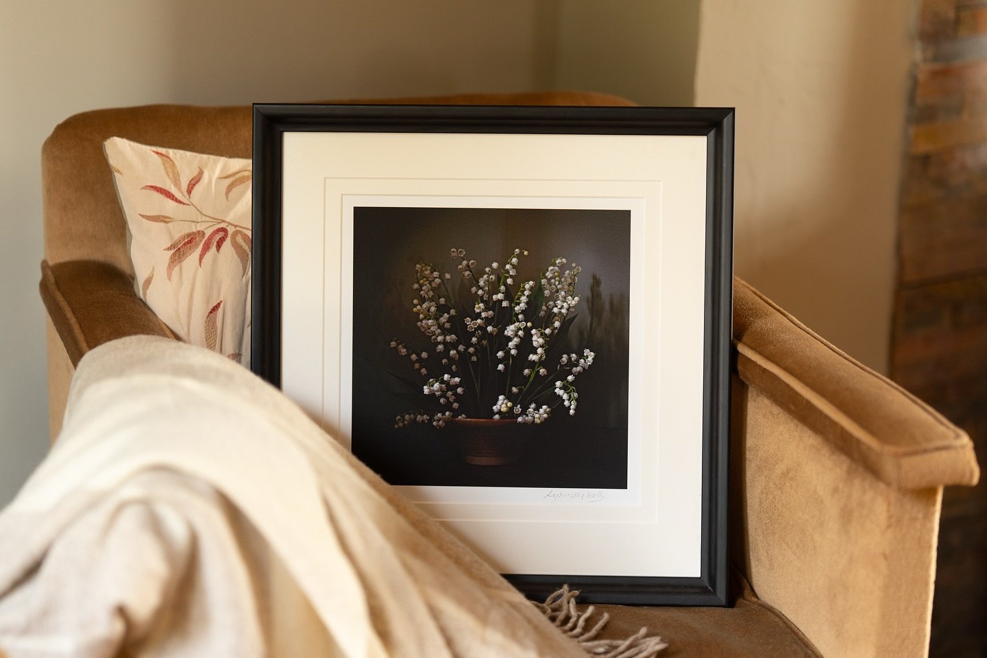 There is still time to order for Mothers Day. These fine art prints are framed and ready to go… www.lynnseykellyphotography.co.uk #stilllifeflowerphotography #fineartfloralprint #nicheflorist #uniquegift #mothersday #motheringsunday #lynnseyke