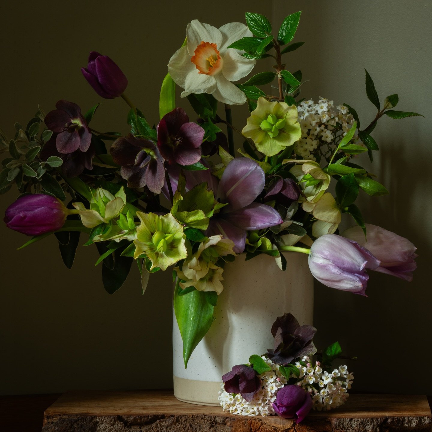 Same place, same flowers, different vase, different backdrop. I hate to throw flowers away, it only takes fresh water, a clean vase and a few snips and my latest arrangement has a new life… #springflowers #stilllifeflowerphotography #stilllif