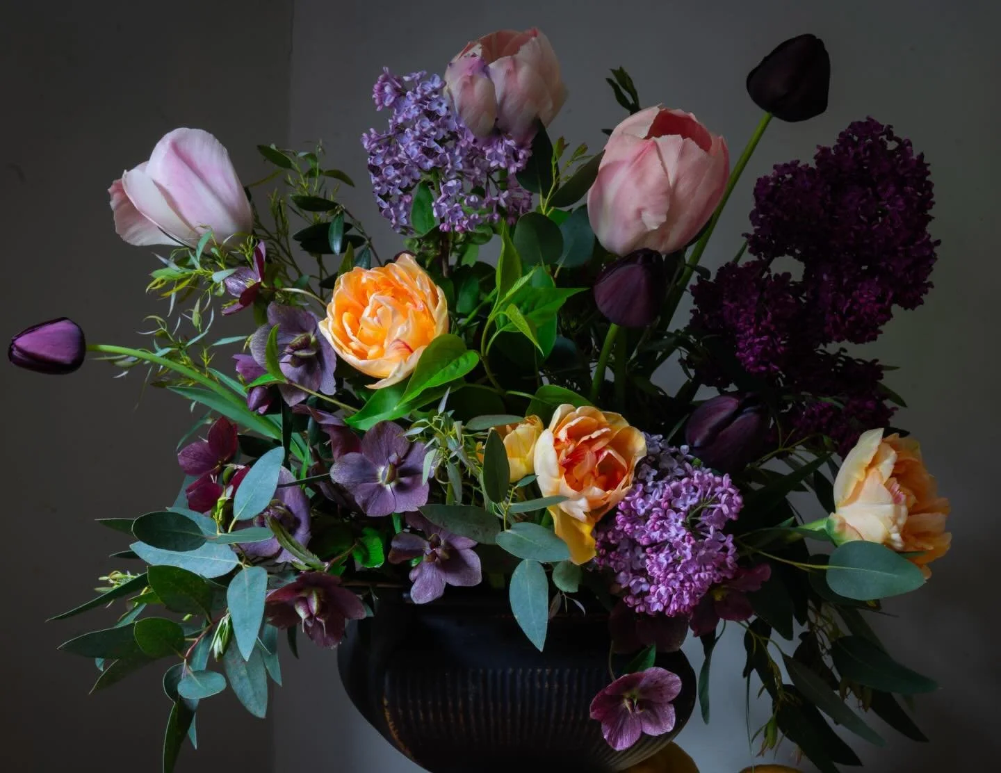 A very slow Sunday, just enjoying the Spring sunshine . and drooling over lilac and tulips&hellip; #floraltherapy #stilllifeflowerphotography #nicheflorist.#lynnseykellyphotography #spring '