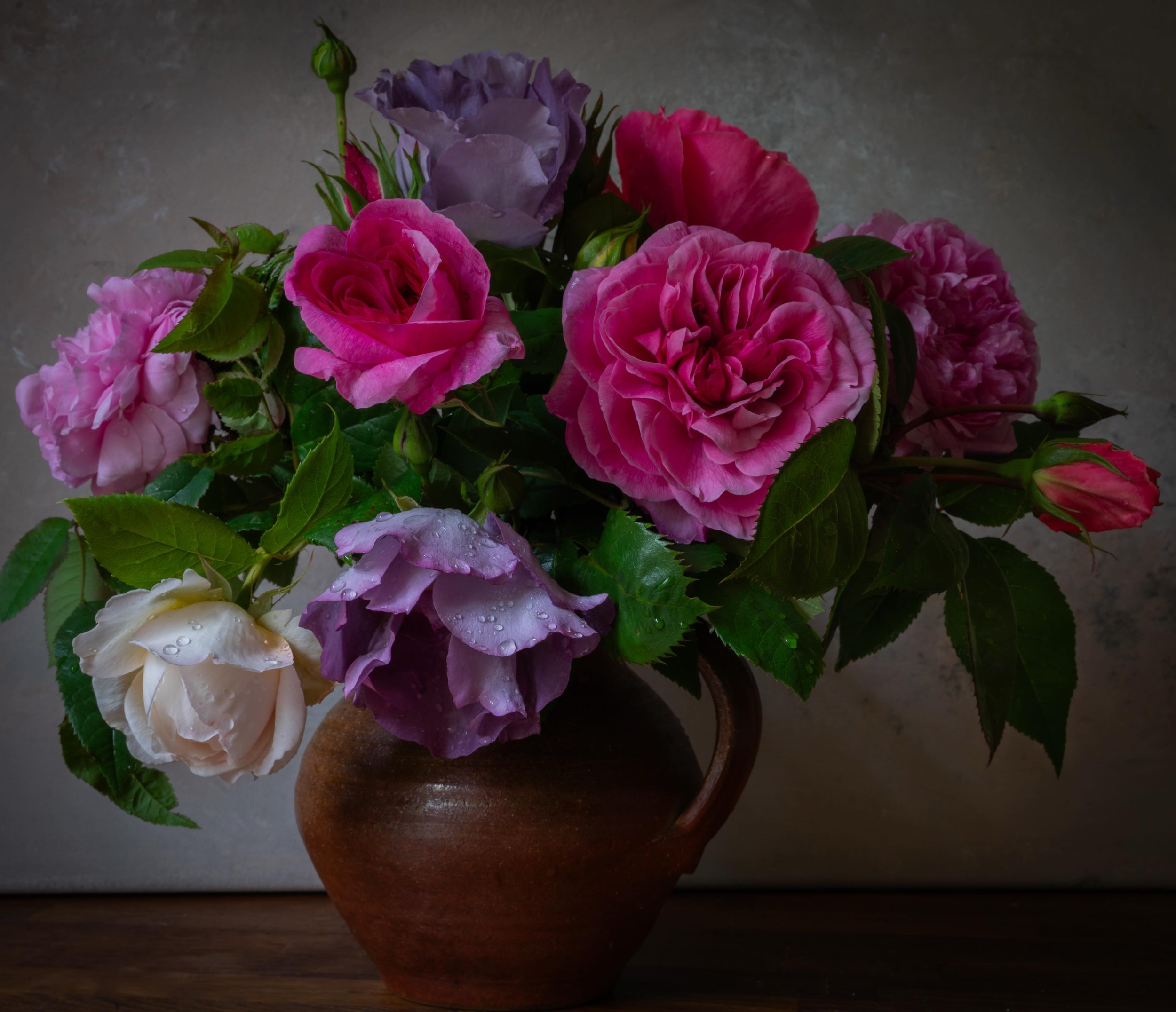 Gathering garden roses after a rain shower is just heartwarming magic&hellip;. #stilllifeflowerphotography #gardenroses #nicheflorist #floraltherapy