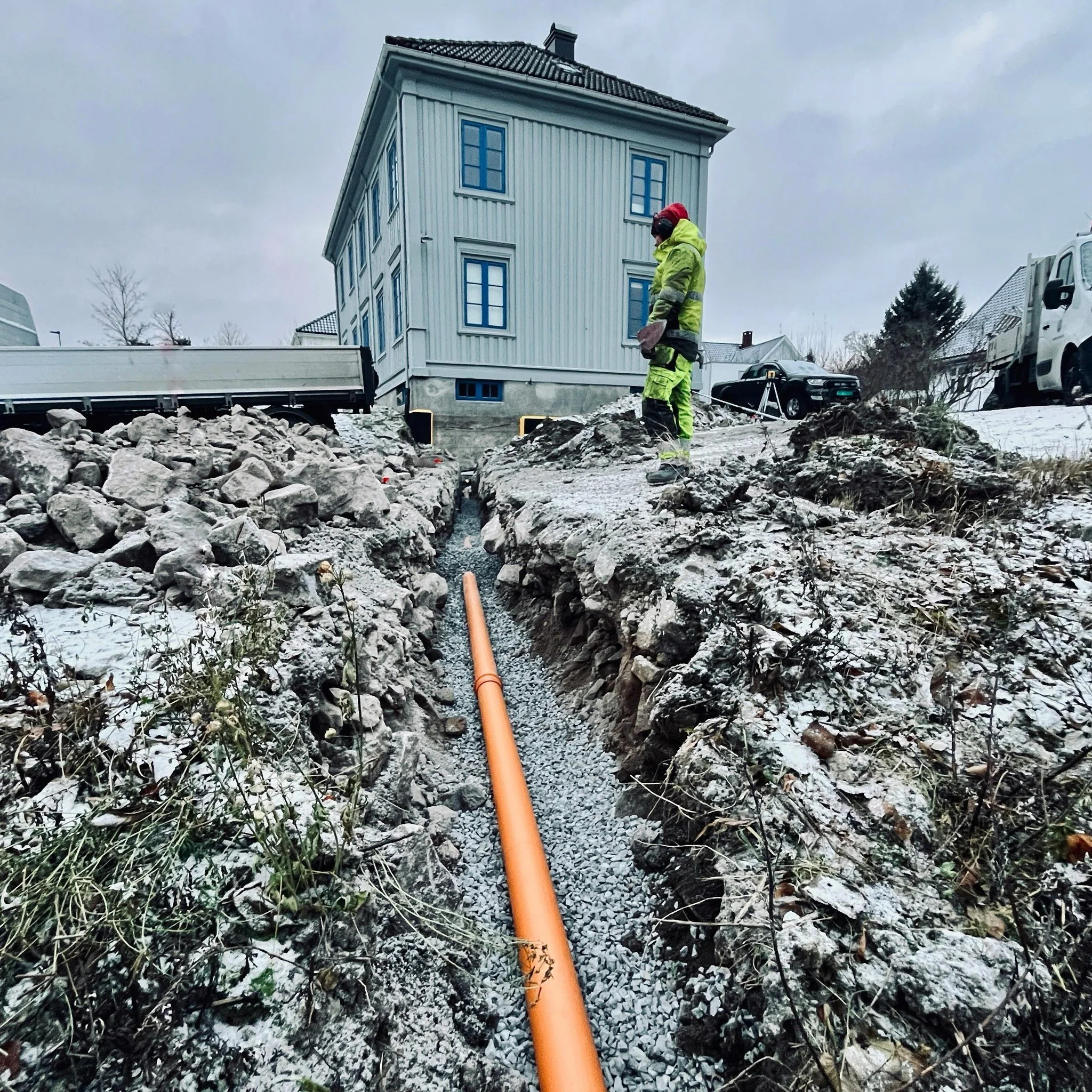 Vi synes det er ekstra stas n&aring;r vi kan bidra til &aring; ta vare p&aring; flotte gamle hus som dette. Bygge&aring;r 1820! 
#drenering #skien #villa #gamletrehus
