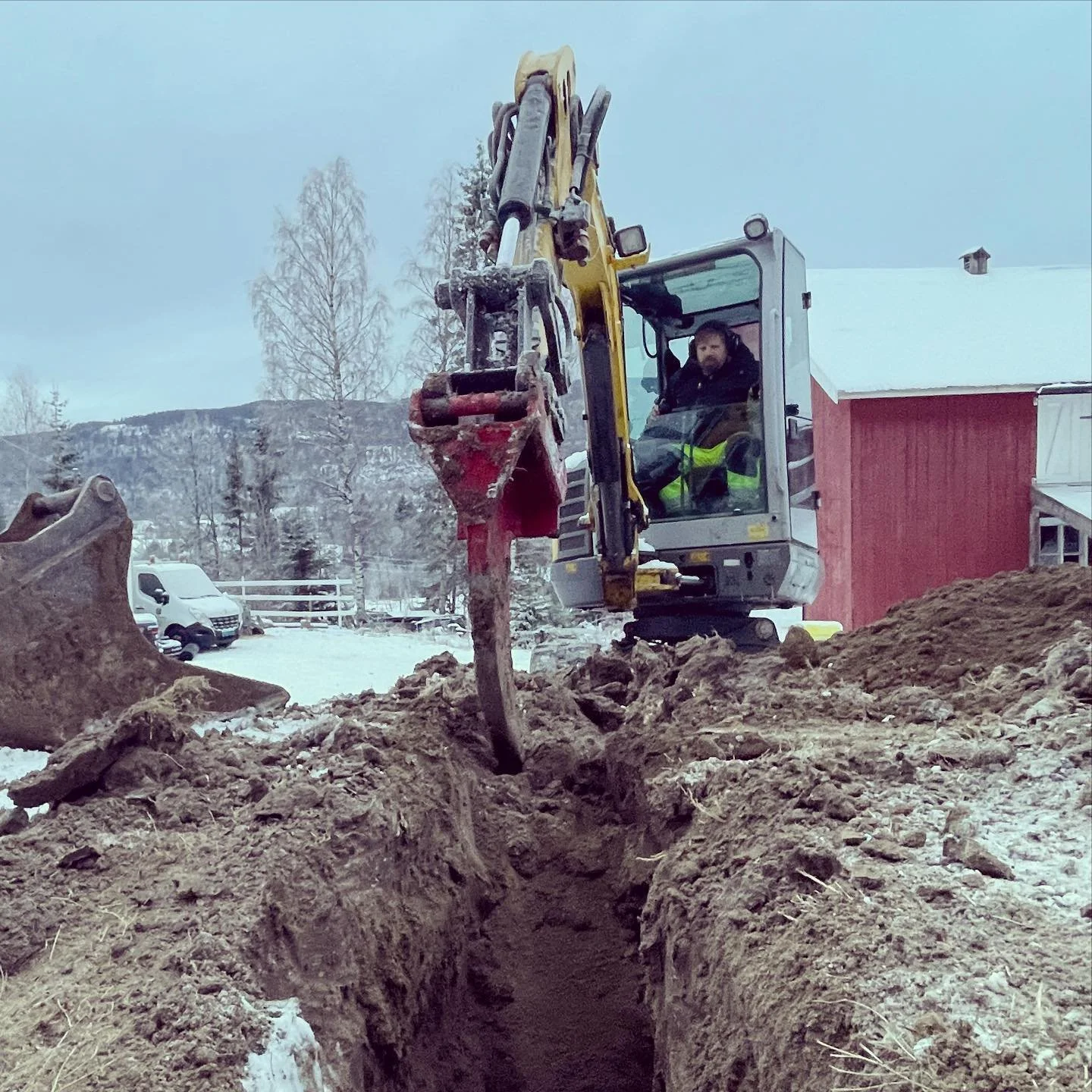 Vi klorer oss igjennom marka for &aring; drenere ogs&aring; igjennom vinteren.
#drenering #Steinsholt #bunntele #vinter #wackerneuson
