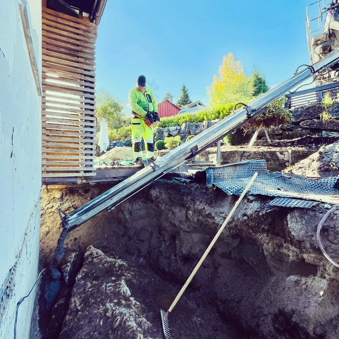 Tilltak - fjell med vann mot vegg
#drenering #porsgrunn