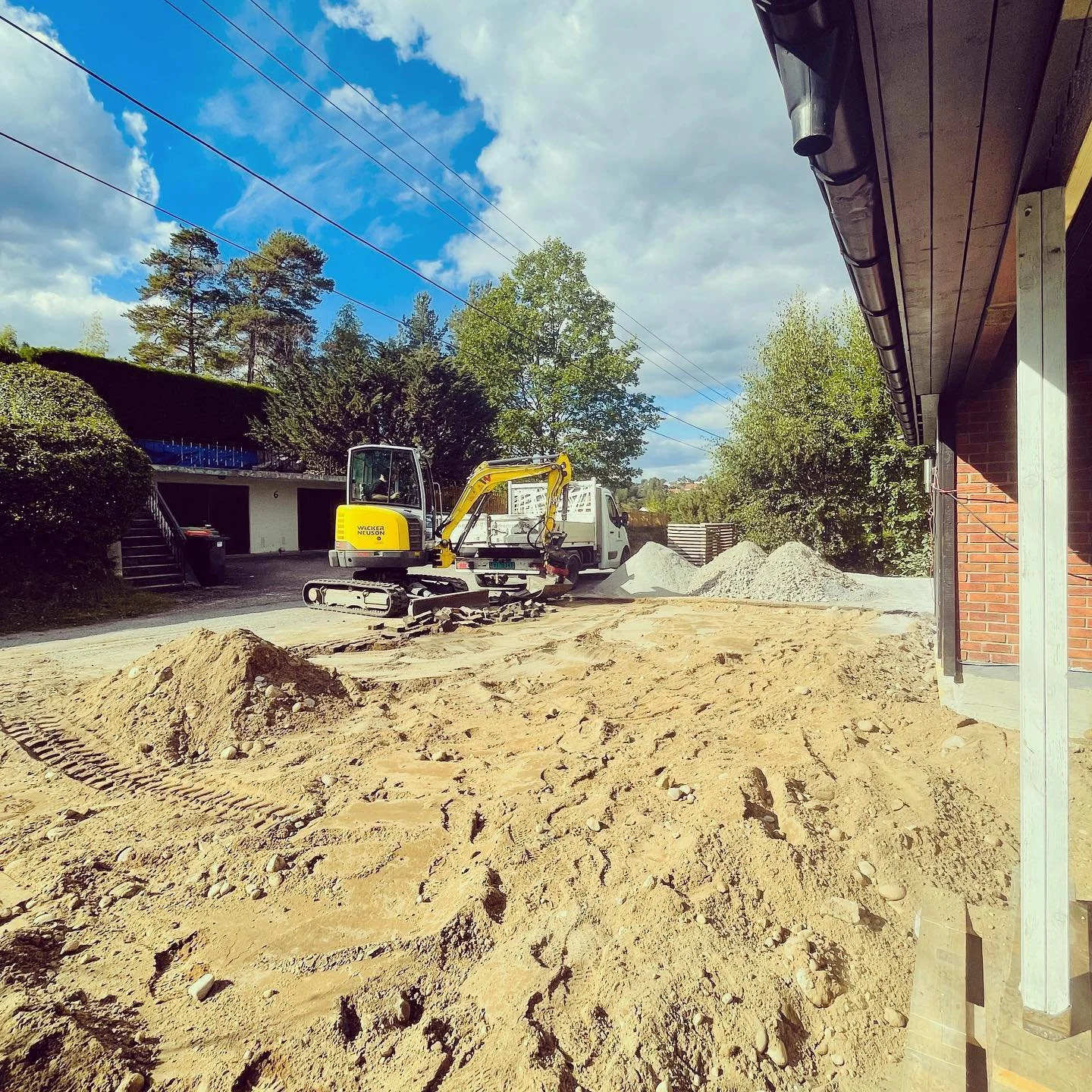 Planering og klargj&oslash;ring for asfaltering etter Drenering og isolering av kjellervegg. Smart tenkt av kunden &aring; velge god drenering f&oslash;r alt annet.

#drenering #skien #wackerneuson #ncc