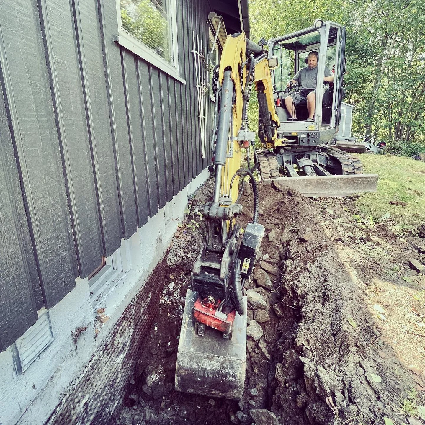 Da er ferien forbi og vi er godt i gang med gravingen! Her f&aring;r en enebolig i Porsgrunn snart t&oslash;rr kjeller 💦⛔️

#drenering #porsgrunn  #wackerneuson #isodr&auml;n