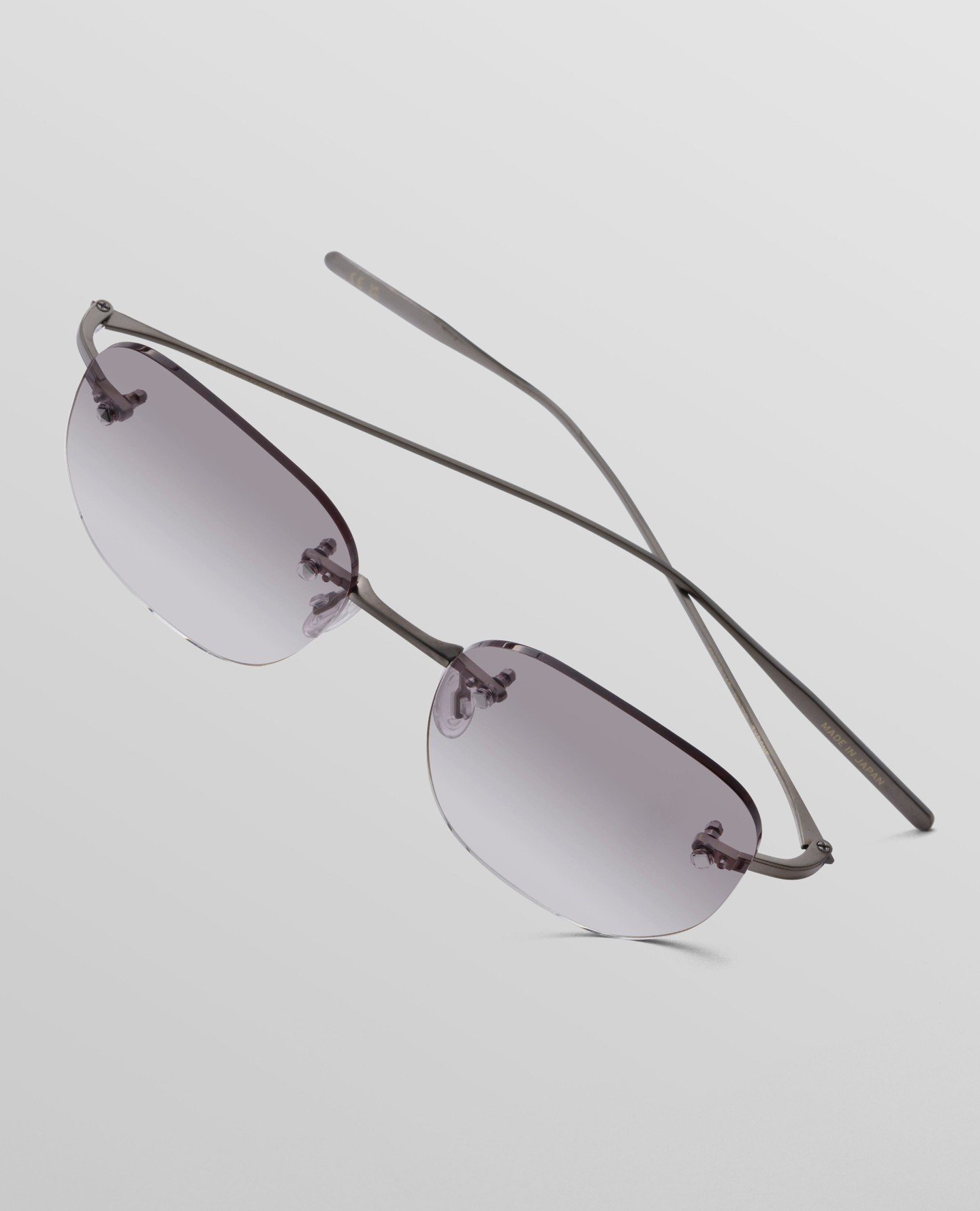 Discover a harmony of ultra-light acetate adorned with intricate laser-engraved titanium.⁠
⁠
⁠
#BartonPerreira ⁠
#Sunglasses ⁠
#SS24⁠
#TheTyrone