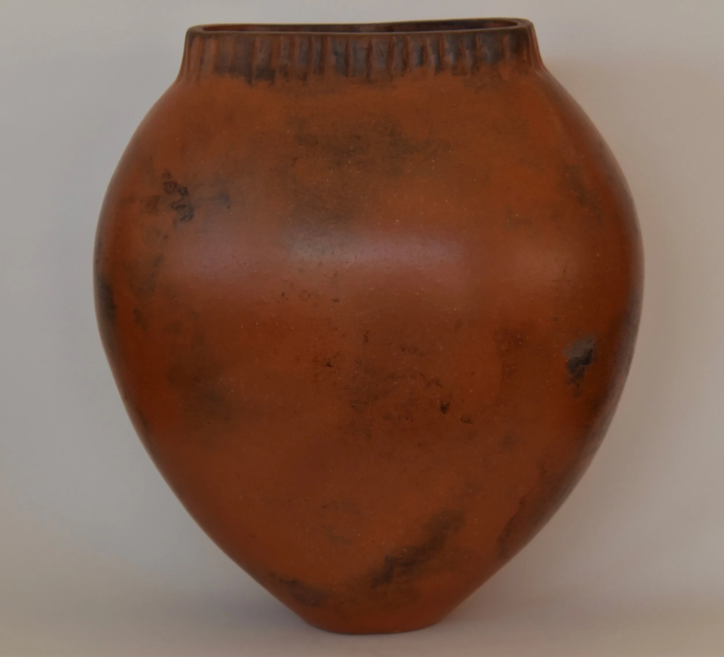 Smoke fired vessel with patterned rim