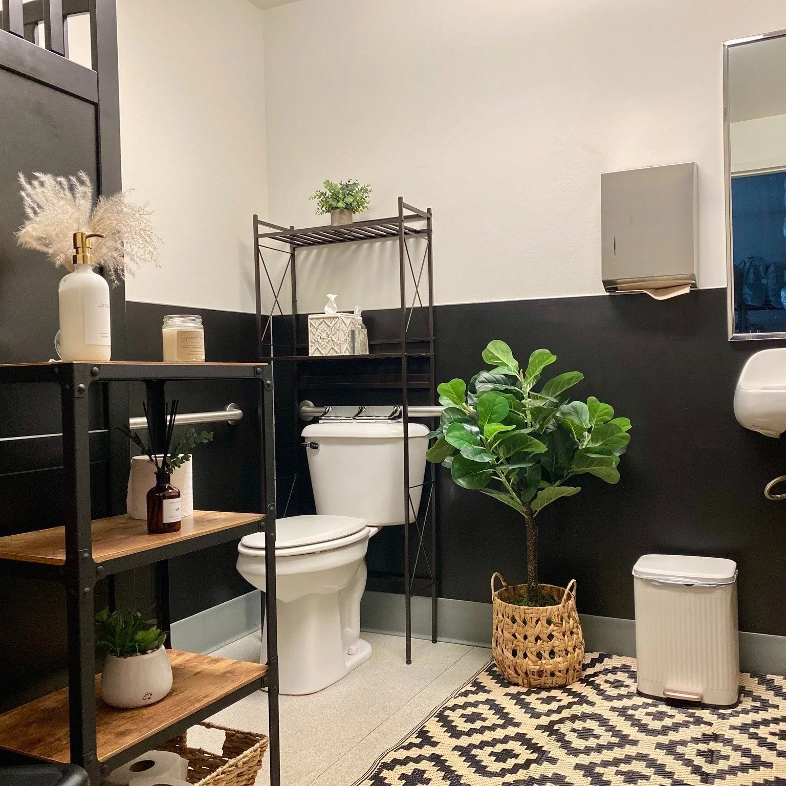 {AMAZING OPPORTUNITY FOR ANYONE LOOKING TO BE A SMALL BUSINESS OWNER ESPECIALLY ALL MY REAL ESTATE AGENT FRIENDS} ✨ 

https://www.loopnet.com/biz/business-opportunity/boutique-home-staging-company-turn-key-established-brand/2390906

After much though