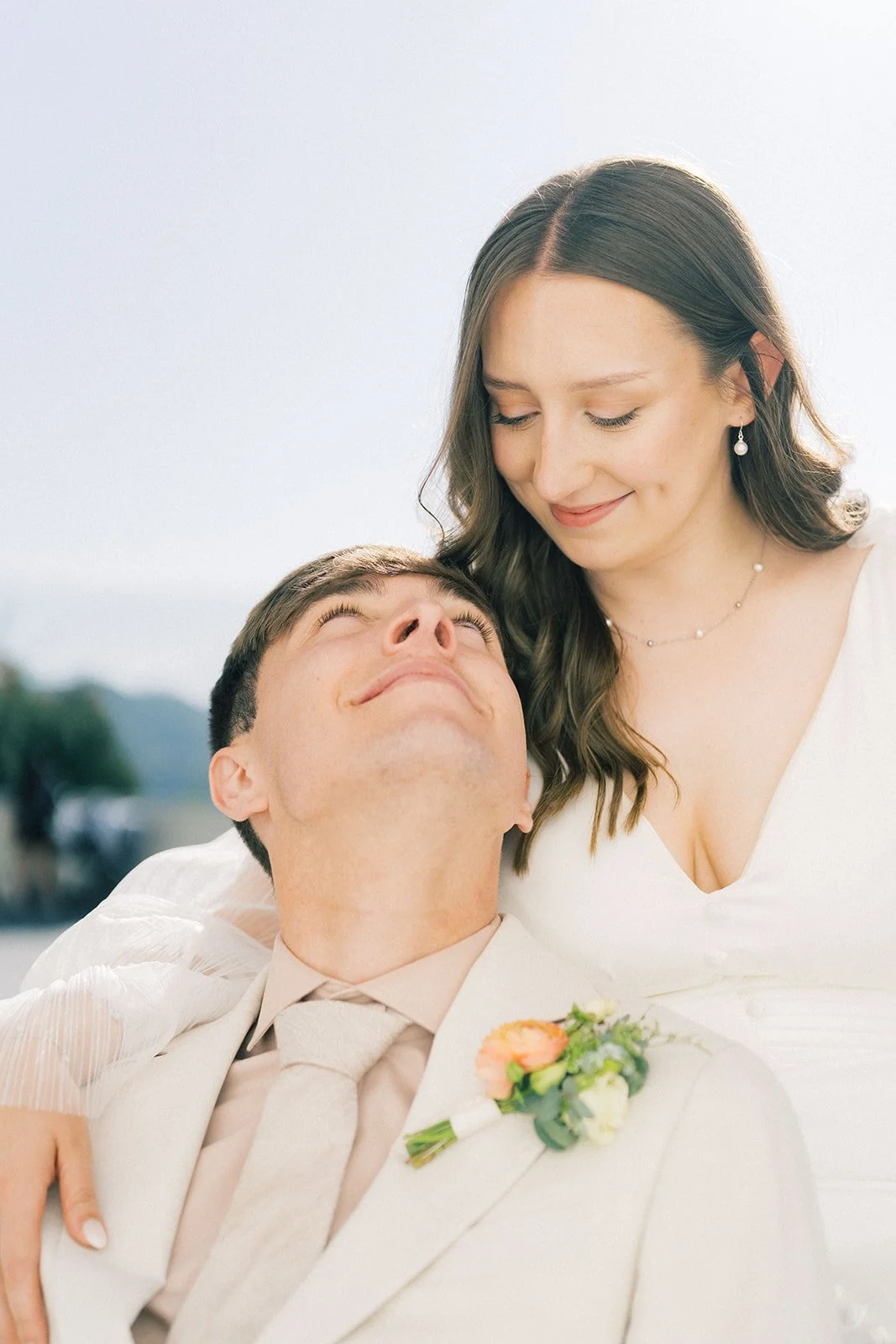 wedding couple posing, griffith observatory