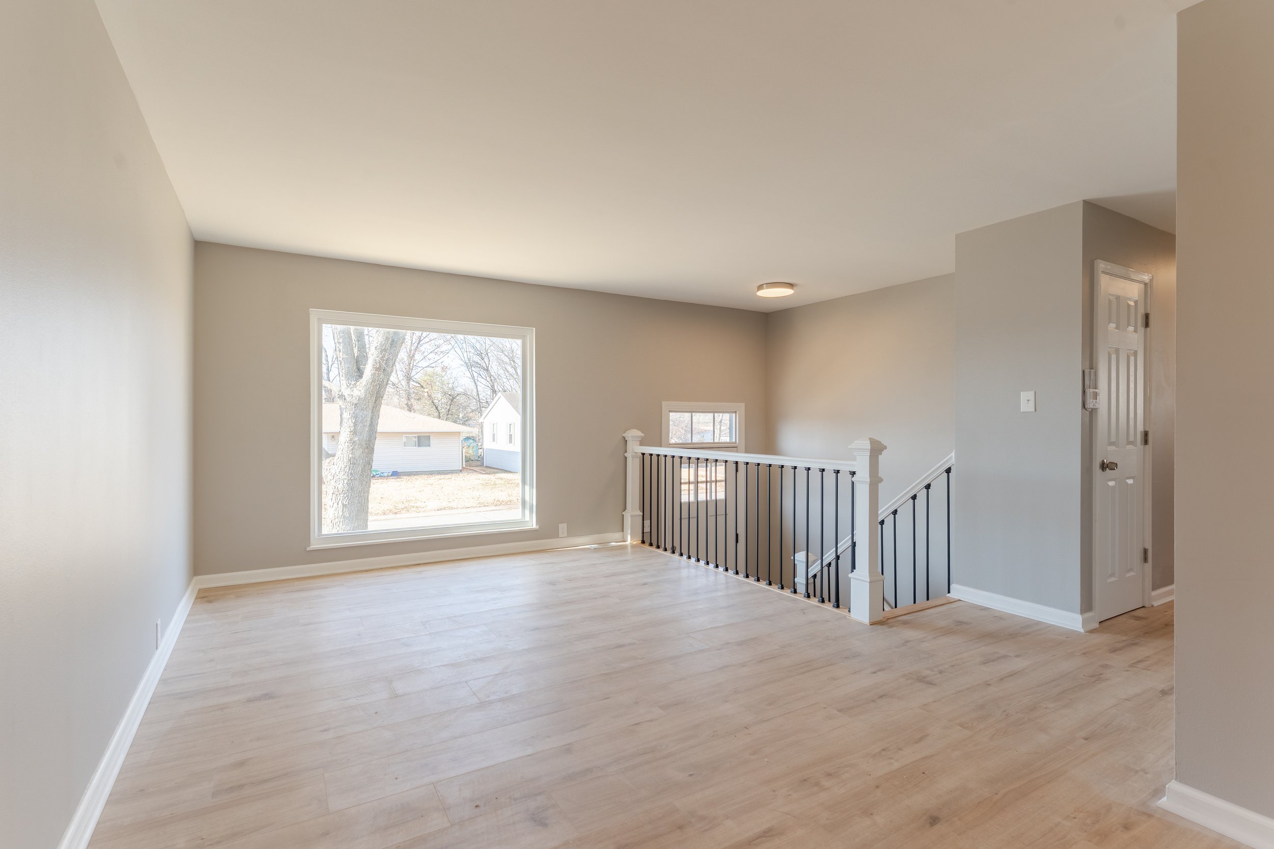 5011 Manor Ct-INT-1.jpg