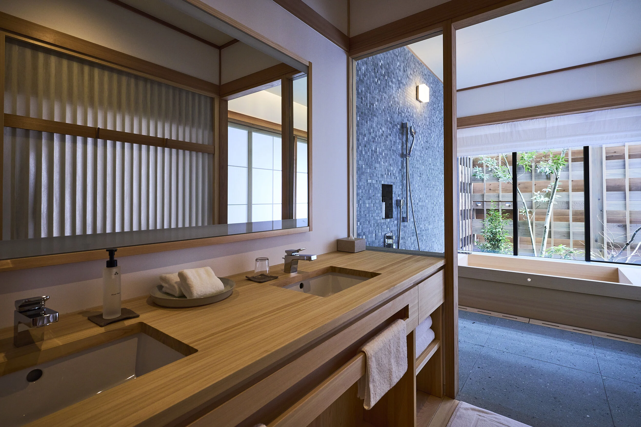Azumi Setoda_Niwa-Suzumi Bathroom_Hiroshi Abe.jpg