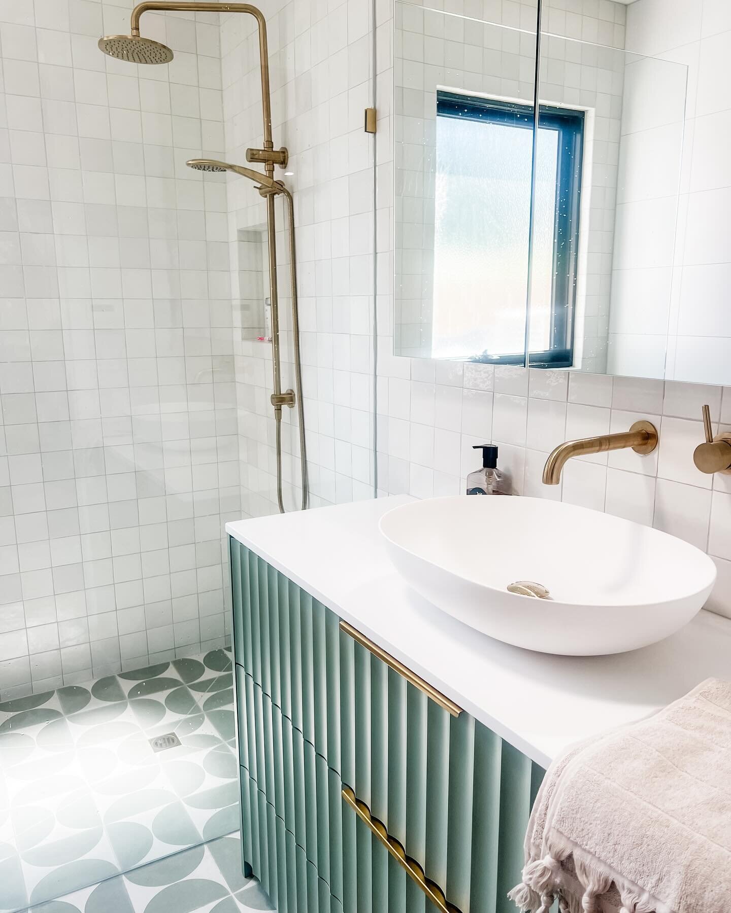 I love this colour (you might have guessed by now 😂).

And I am so happy with this ensuite, most importantly my clients are happy🥰 the whole process for this home, from concept to where we are right now, has been great!

How great does this vanity 