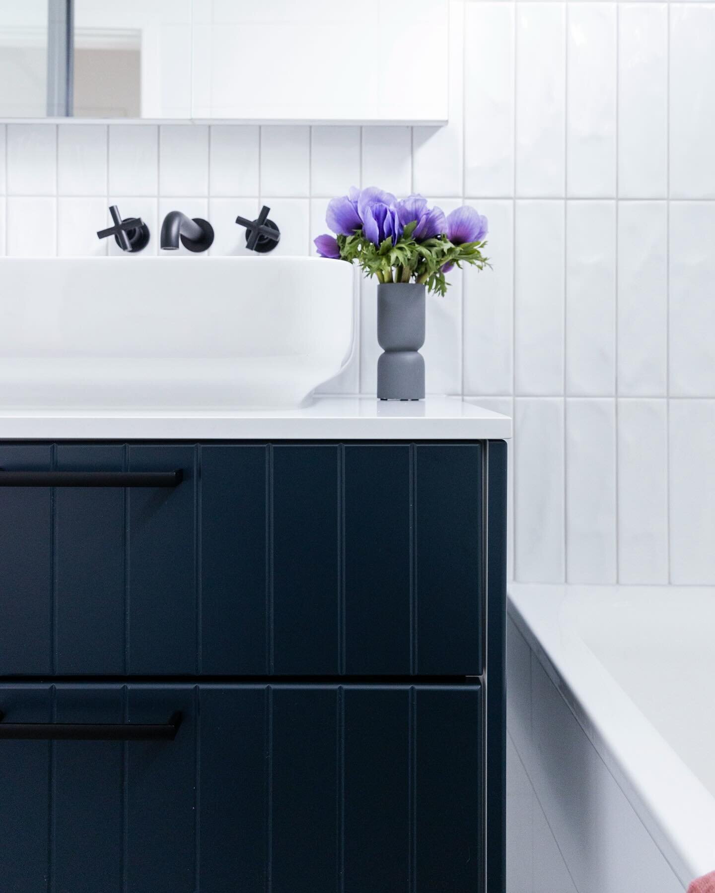 The navy/white combination is definitely one of my favourites 🔵⚪️ it&rsquo;s so crisp so fresh! 

Here in the main bathroom of our East Bentleigh project.

#CoastalChic #NauticalDecor #BeachHouseBathroom #blueandwhite #BathroomInspo #InteriorDesign 