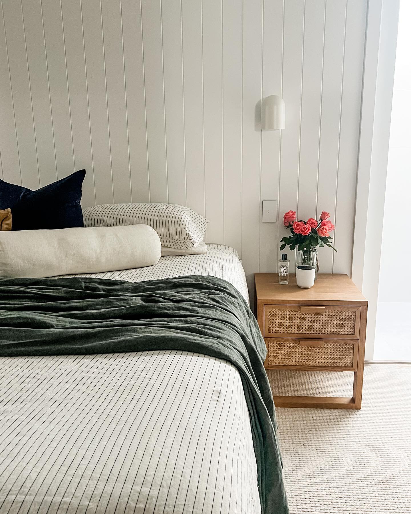 I love a nice bedroom and I love creating bedrooms that are relaxing and soothing spaces 🥰

This bedroom has this and more! Close to the beach, it has just the right hint of coastal (elevated coastal as I like saying!), beautiful textures and privac