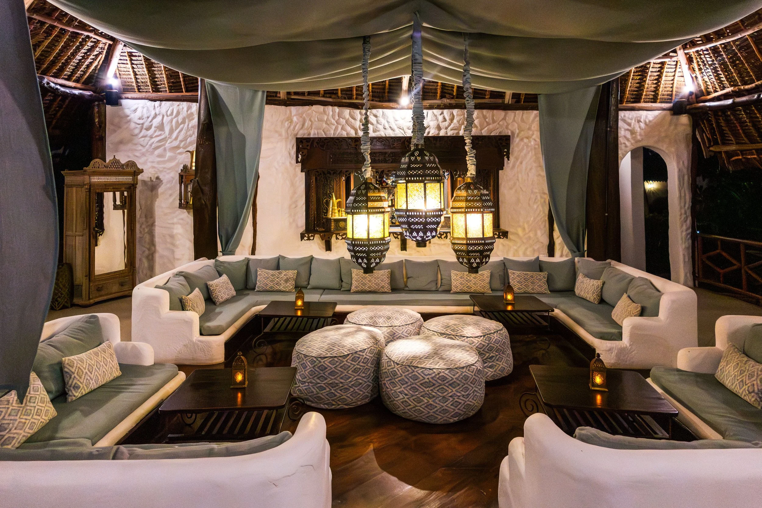 Breezes-Lounge-2.jpg