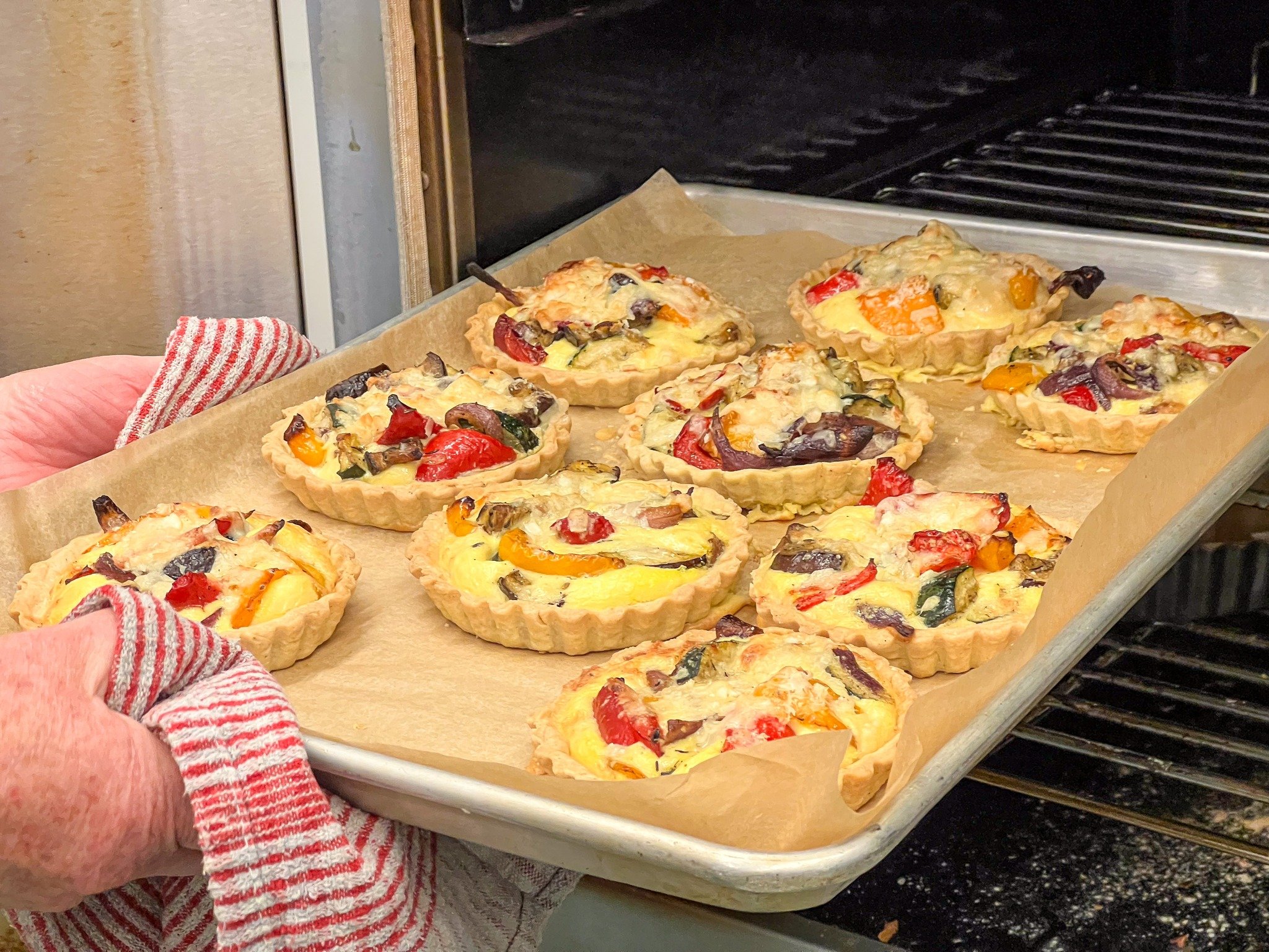 We are looking for a passionate Chef/Kitchen Assistant to join their team, preparing and serving breakfast and lunch made with local ingredients. The role involves cooking, plating, maintaining a clean kitchen, and helping prepare ready meals for the