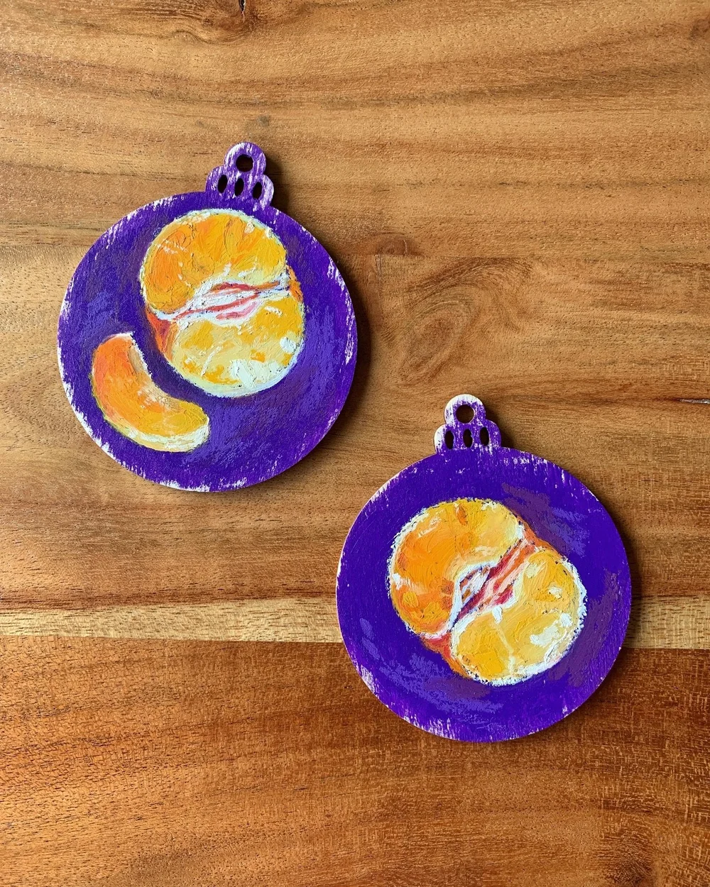 I had an idea. Last year I brushed it off but this November I decided to give it a go.

I took blank wooden ornaments and painted different motives with oil pastels on them. Tangerines are a symbol of New Year to me. They are vibrant, joyful and cozy