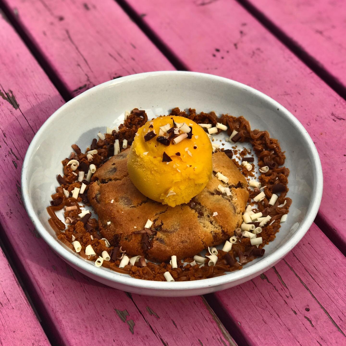 The sun is out and so is our chocolate chip cookie sporting some mango gelato 😈☀️ Who&rsquo;s mango ice cream lover too? because we surely are here at Chocolate Dino! #chocolatedinocompany #summer #gelato #cookies #containerville