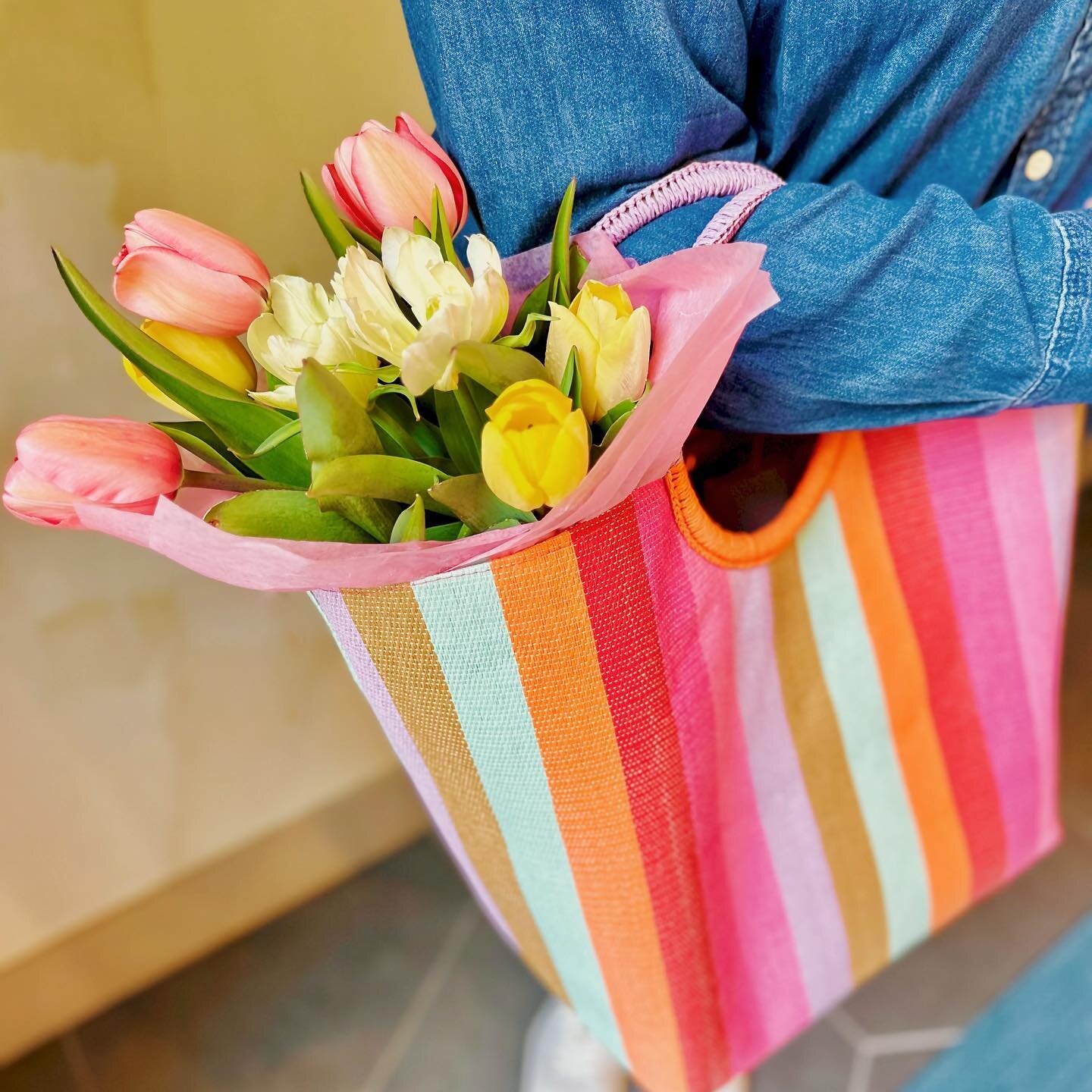 Where did the sun go? ⛅️ On cloudy days, all you need are some bright flowers in a colorful paper tote. 💐 It makes a great gift idea too. ❤️
.
.
#paperaffairdallas #shiraleah #totesadorbs #texastulips #shopsmalldallas #shoplocaldfw #giftshoppingmade