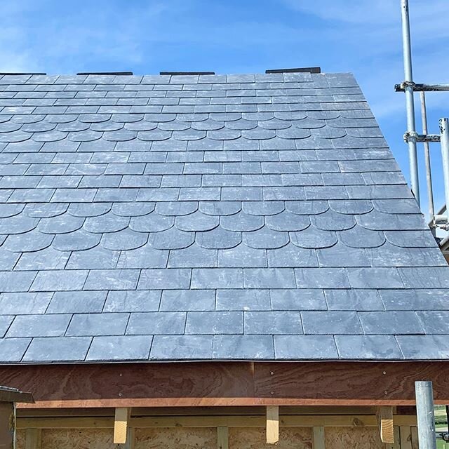 Gorgeous day for it 🔨 ☀️ #slating #roofing #roofersofinstagram #rooftiler #roof #roofingcontractor #decoration #rooftilespecialist #roofpattern