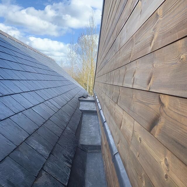 Spanish slate roof with code 6 lead box gutter and code 5 cornice forming a drip for the wood cladding ✅
#leadbossing #spanishslates #leadworker #leadwork #rooftiler #leadwelding #leadroofing