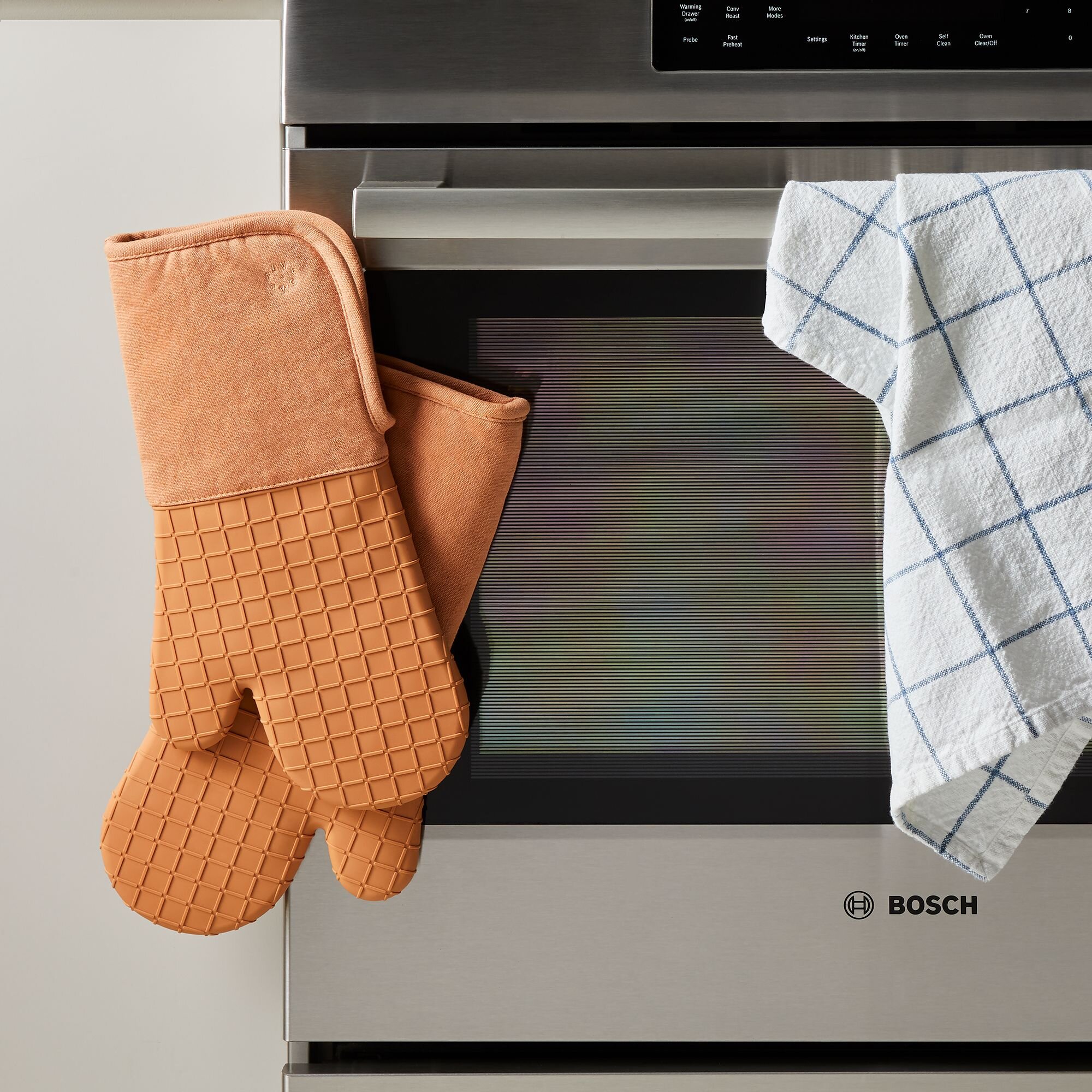 9d9ef3f3-d542-4e6d-a3b9-99708cad6802--2019-0702_five-two_oven-mitts-and-pot-holders_alt-silo_oven-mitt-front-of-oven-magnetized_1x1_rocky-luten_046.jpg