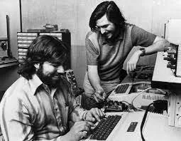 Steve Jobs er blitt kalt en produktiv narsissist. Her ser vi ham sammen med Steve Wozniak. Medgrunderen som etterhvert ble skjøvet ut av selskapet.