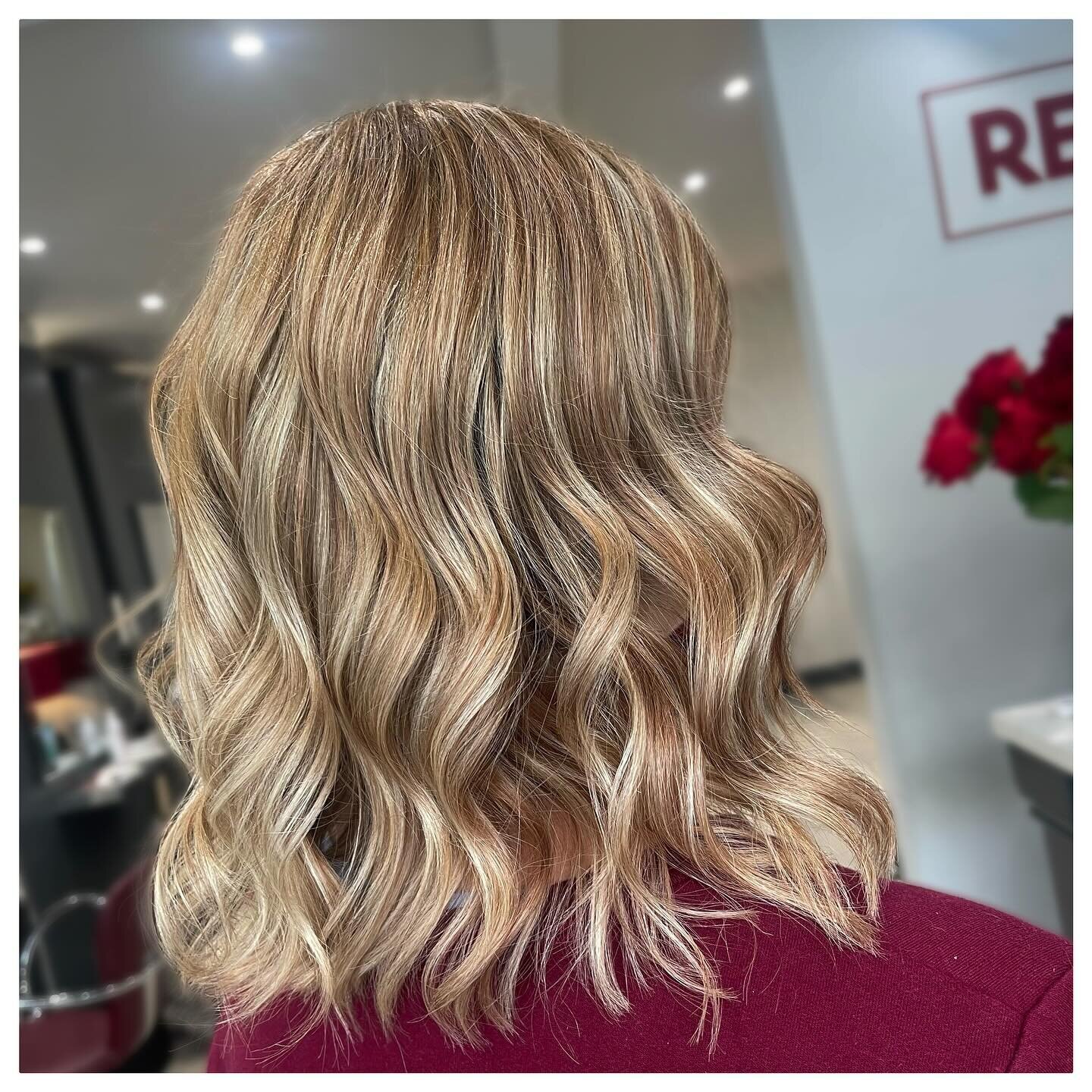 &bull; A U T U M N  B L O N D E &bull; 

A beautiful blend of blonde, copper, chocolate &amp; beige tones to create the perfect autumnal blonde 😍

Full head foils by Aimee, Cut and Blowdry by Charlotte 

Colour - @schwarzkopfprouk 
Styling Products 