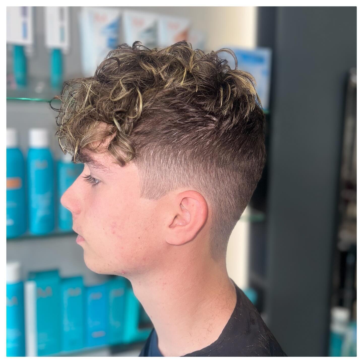 &bull; S U N K I S S E D  C U R L S &bull; 

Complete transformation by Charlotte and Georgia on Will🤩 

Charlotte added highlights to enhance his natural curl giving texture through the top. Finished with a grade 1 fade by Georgia 🙌🏼

Colour - @s