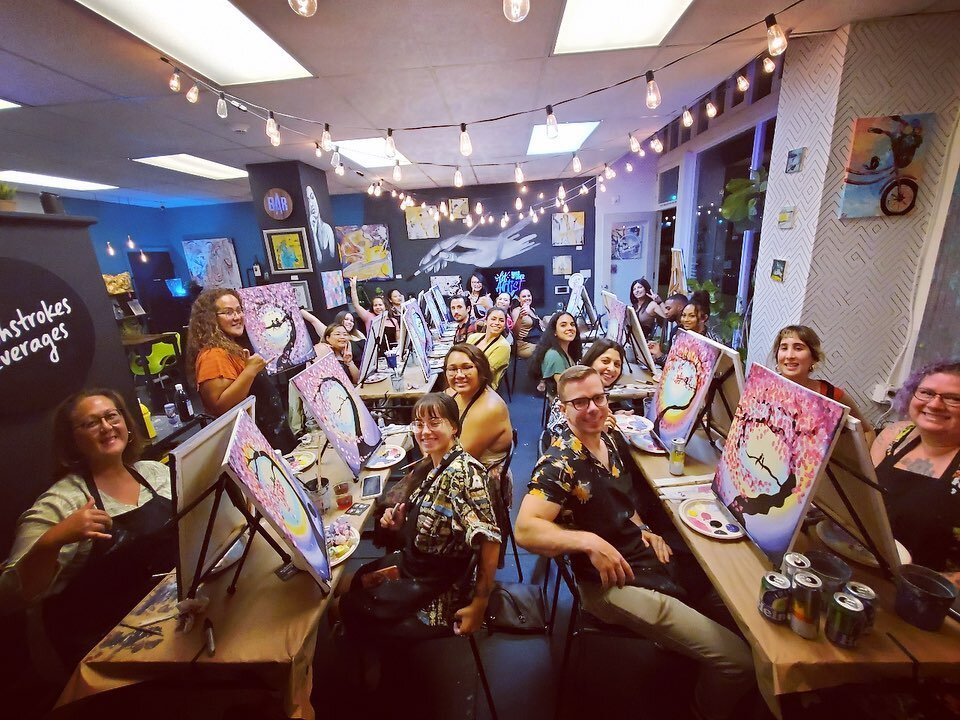 A packed Friday night at the studio! @ivanzunoart was the instructor and he had a great time painting &ldquo;Love Birds&rdquo; with everyone! #bestofla #bestoflosangeles #brushstrokesandbevs #brushstrokesandbeverages #art #artandwine #painting #paint