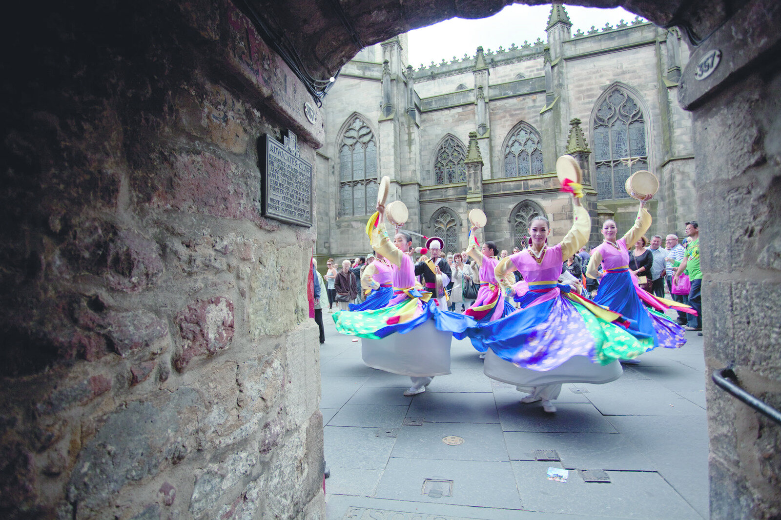 Dancers_on_the_High_Street_at_the_Edinburgh_Festival_Fringe_(credit_Edinburgh_Festival_Fringe)_original.jpg