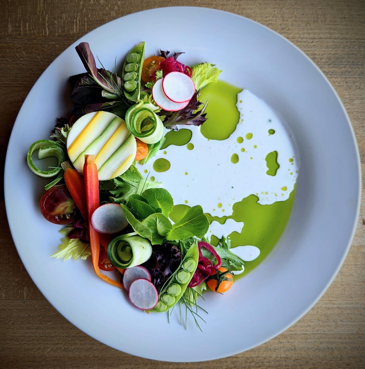 SUMMER VEGETABLE SALAD
🔸local heirloom cherry tomatoes 🔸greens 🔸pickled carrots 🔸zucchini 🔸baby cucumber 🔸sugar snap peas🔸chef&rsquo;s fancy ranch: kefir, black pepper herb oil dressing 
#summeronaplate 
Too beautiful not to share last week&rs