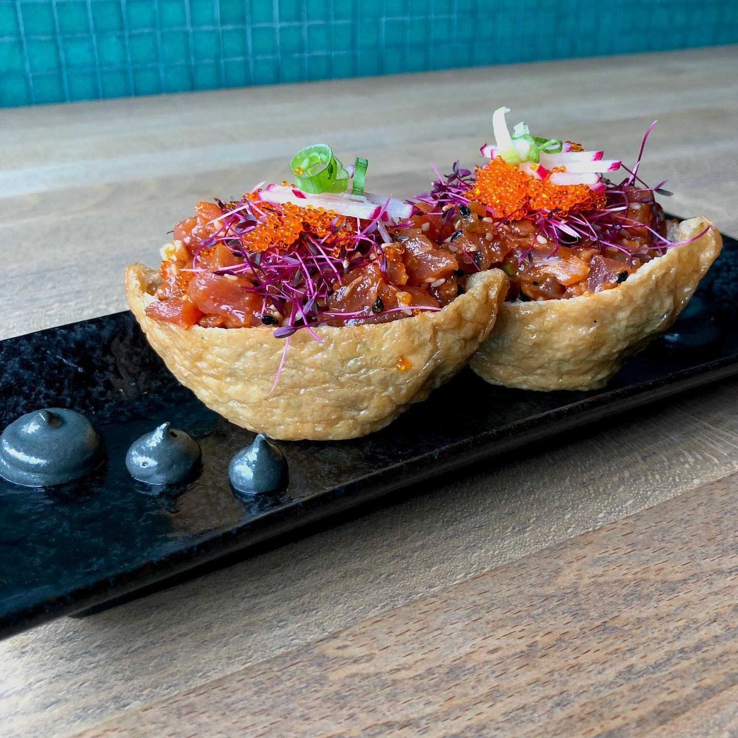 FEATURE APPERTIZER
Spicy Tuna Inari Pockets
🔸marinated yellowfin tuna
🔸sushi rice
🔸charred scallion &amp; ginger mayo🔸
cat+crow microgreens 
🔸tobiko
#tastytimes #foodisourlivingart #thankschef❤️ #weloveservingourcommunity