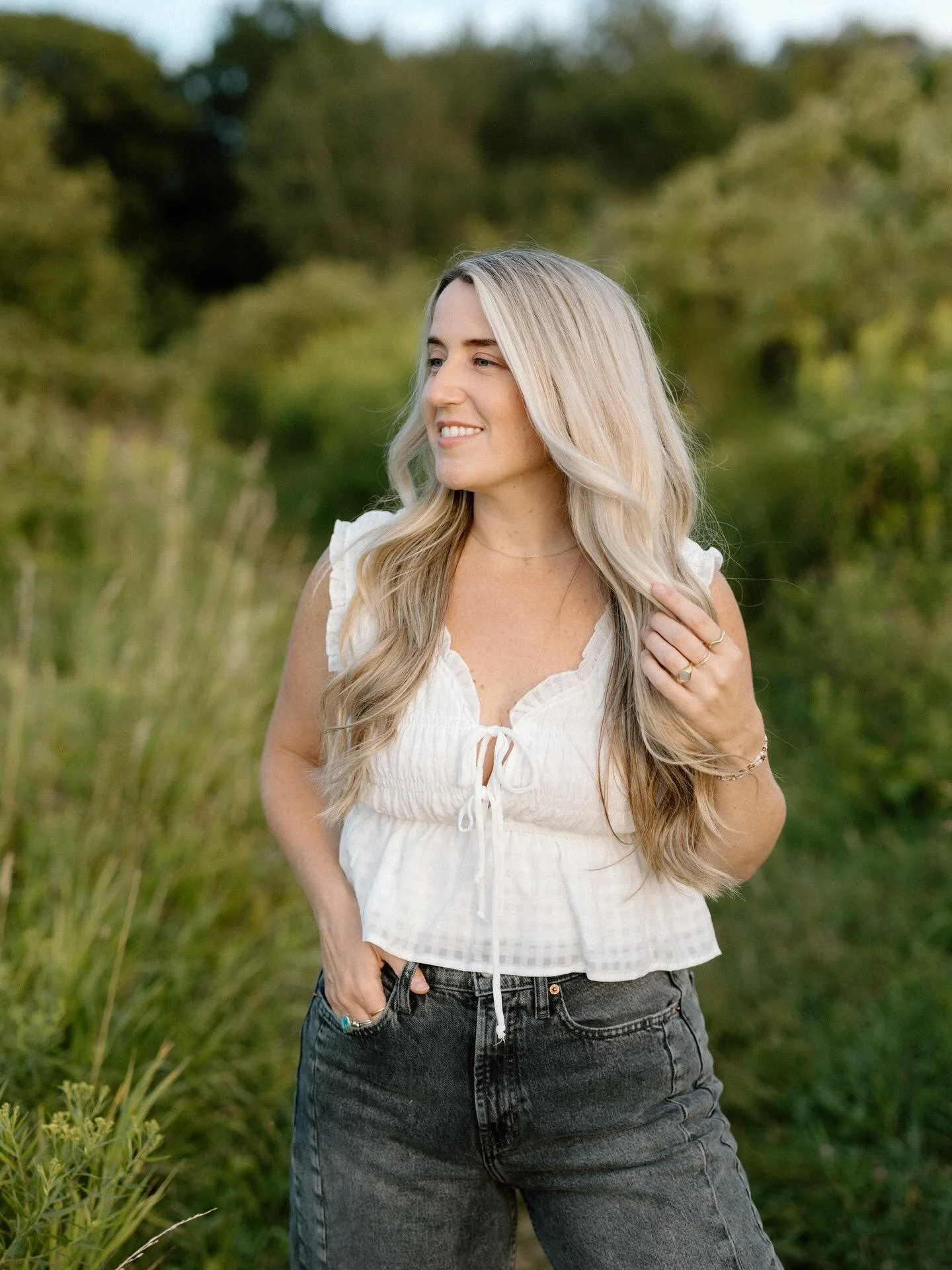 It&rsquo;s been a minute aaaaaand a hair change 🙃 My last set of headshots and branding photos I was a full brunette and now I&rsquo;m the furthest thing from that! 

Huge thank you to @savannah.mariephoto for capturing these for me and helping me f