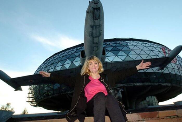 Vesna Vulović imitating a plane flying