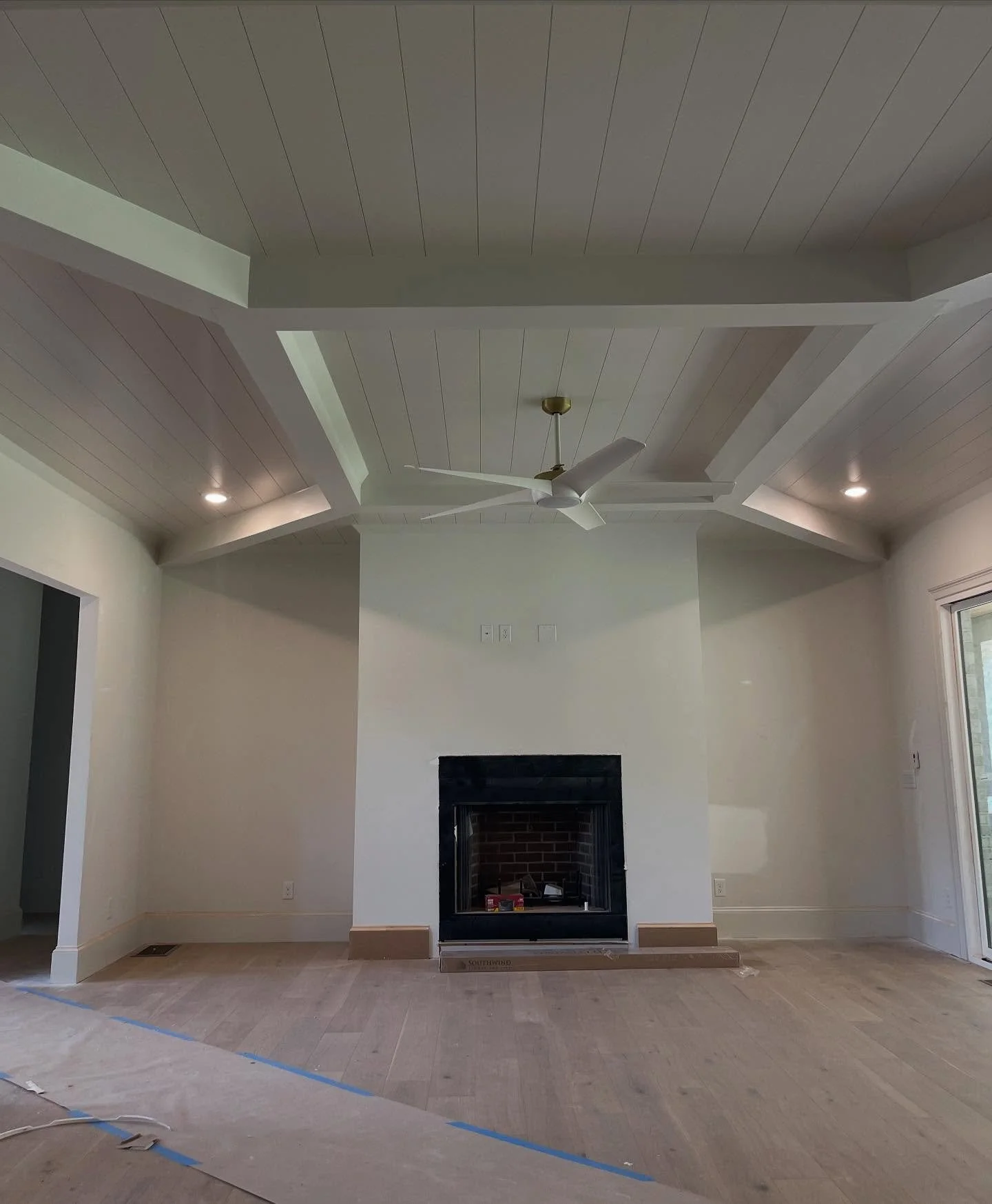 😍😍😍 love this ceiling detail! #tldnewconstruction #newconstructionhome #pilgrimmillroad #cummingga #flooring #ceilingdetail #ceilingwood #whitewalls