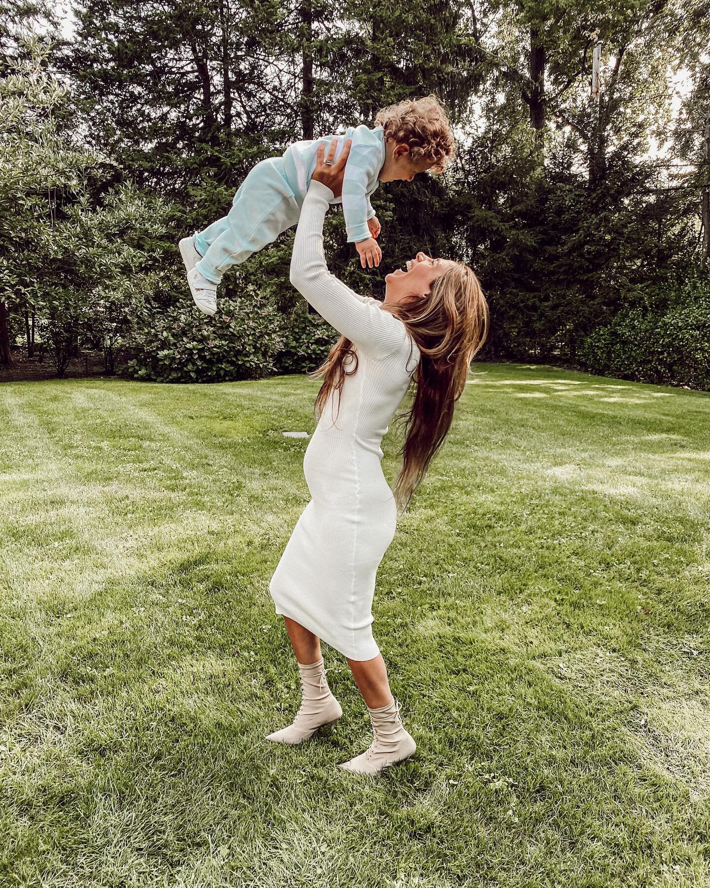 L&rsquo;Shana Tova my loves 🍎🍯 To a sweet New Year full of peace, health &amp; happiness. I linked some of my go-to Jewish holiday recipes in stories for you guys. For those who are new here, all of my recipes are incredibly simple and easy to make