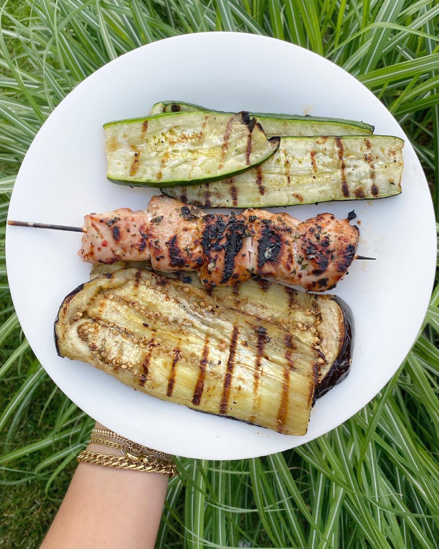 SUMMER NIGHTS 🌾 

That feeling when you get the kids down, fire up the BBQ, take out the red wine &amp; voila date night at home (much needed!) 🙏🏼🍷

Tonight&rsquo;s al fresco meal was all grilled up by my hubby 👏🏼 Eggplant + zucchini + chicken 